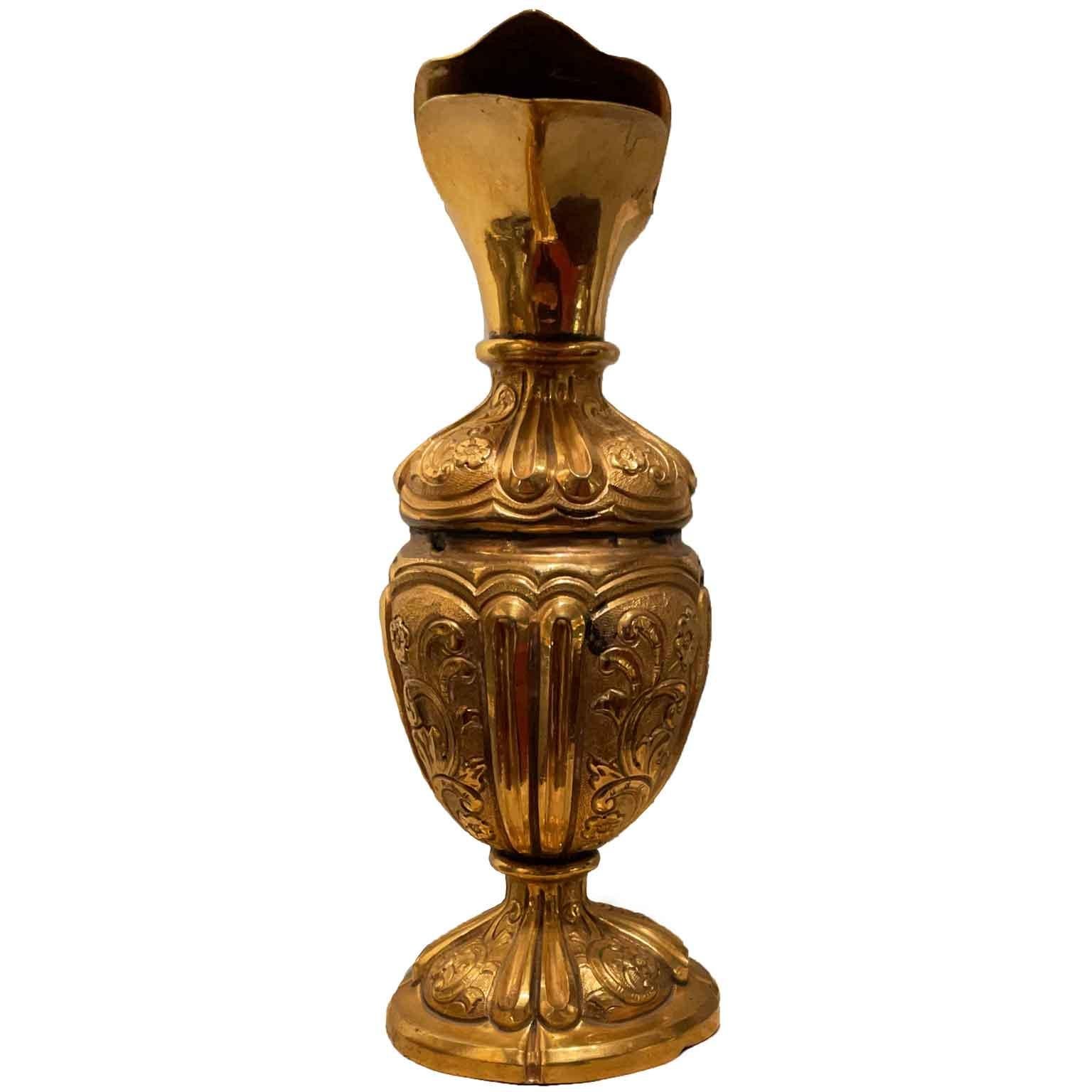 Pichet liturgique baroque italien du 18e siècle à aiguière dorée en cuivre repoussé en vente 9