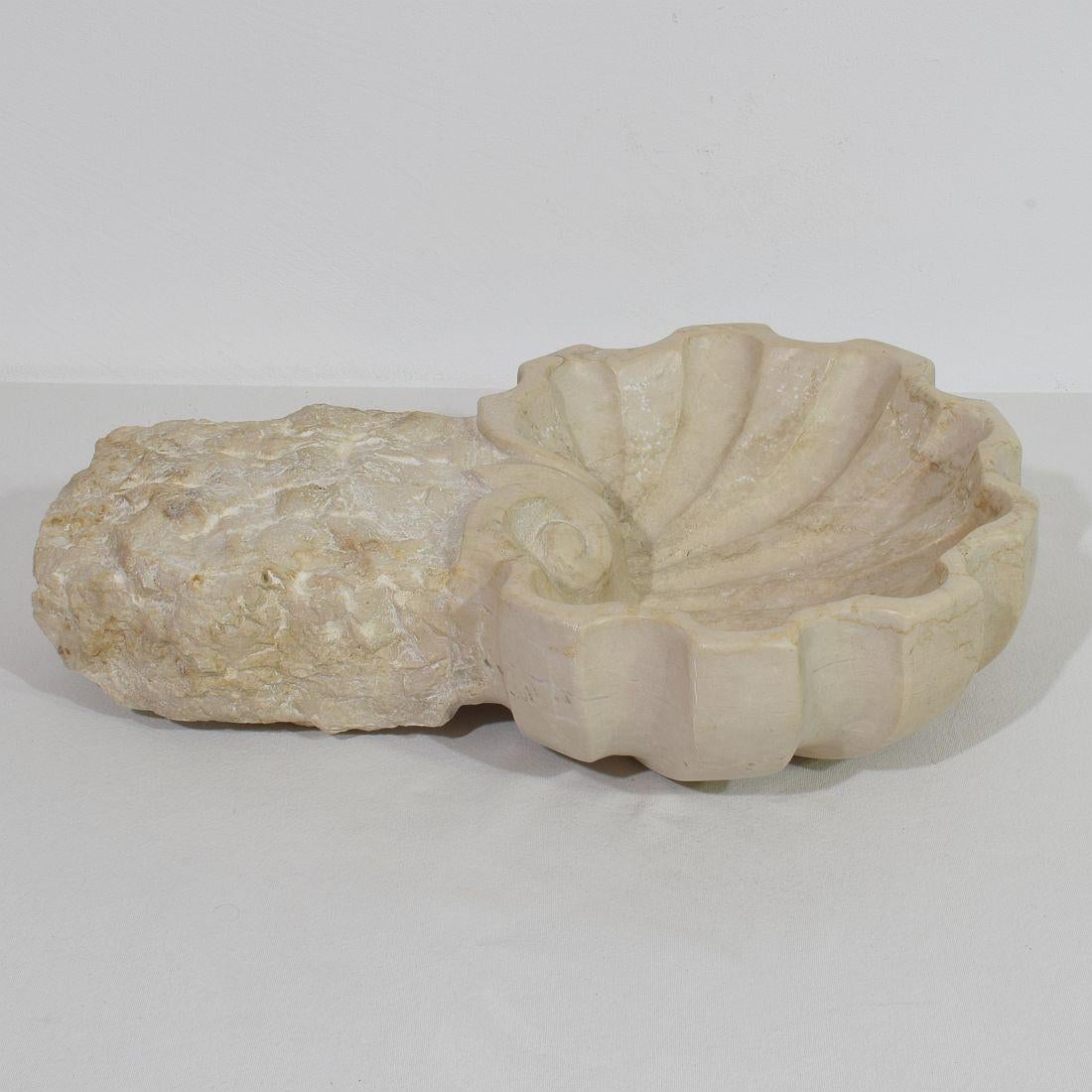 Bénitier baroque italien du XVIIIe siècle en pierre calcaire sculptée à la main en vente 3