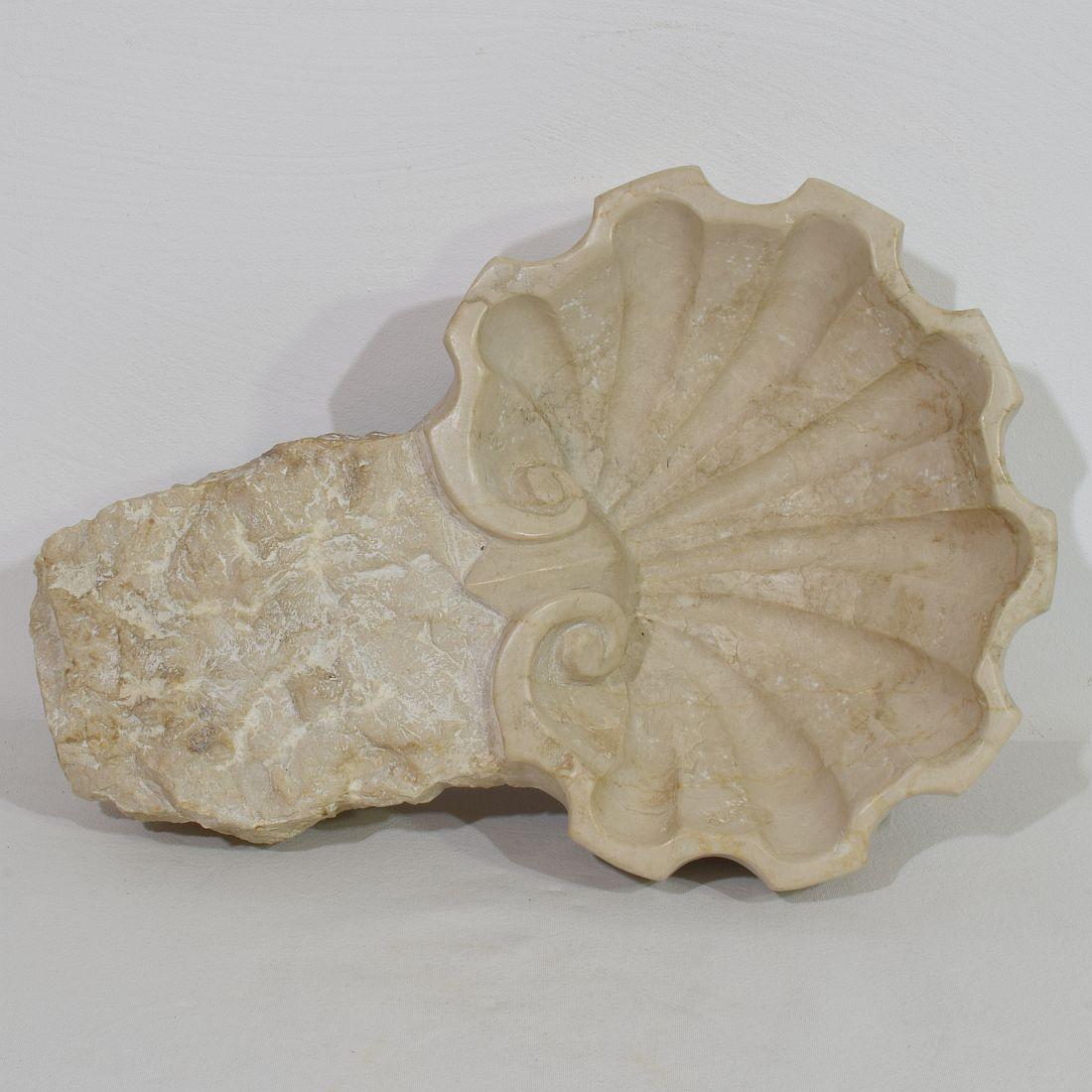 Bénitier baroque italien du XVIIIe siècle en pierre calcaire sculptée à la main en vente 4