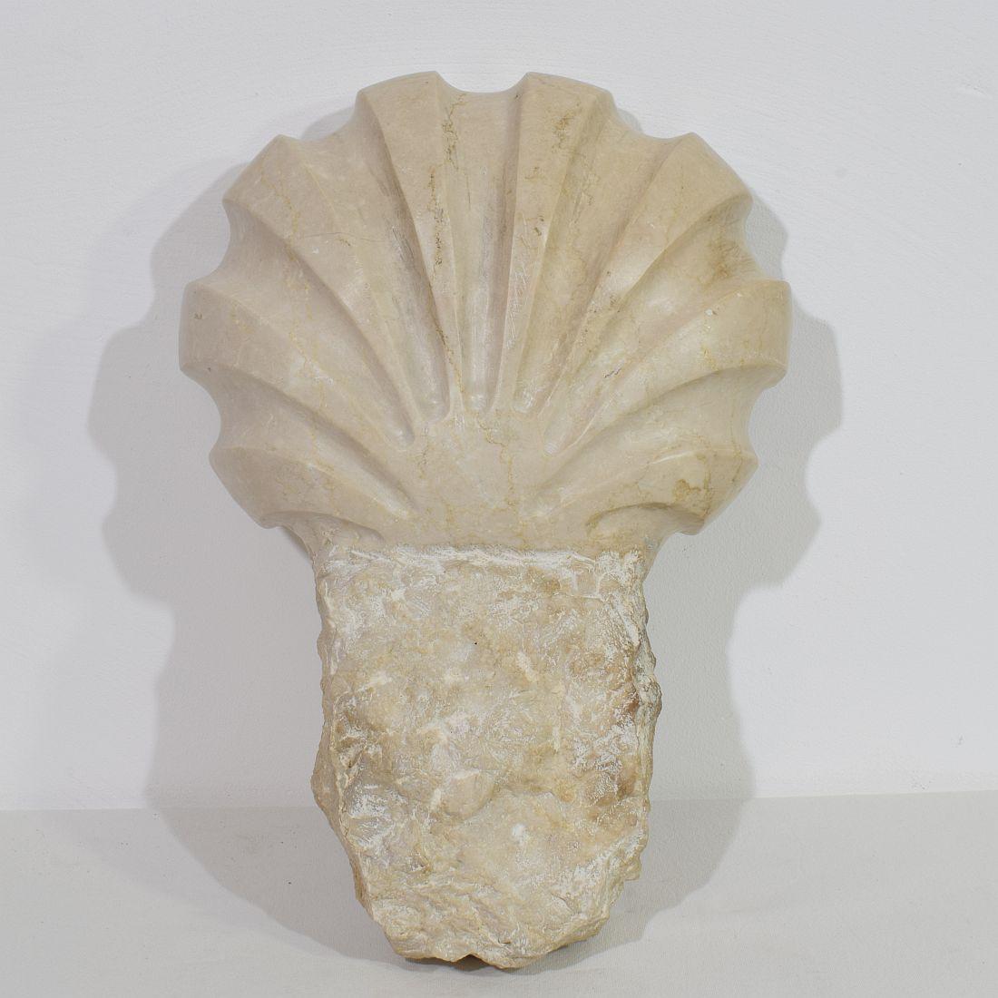 Bénitier baroque italien du XVIIIe siècle en pierre calcaire sculptée à la main en vente 6