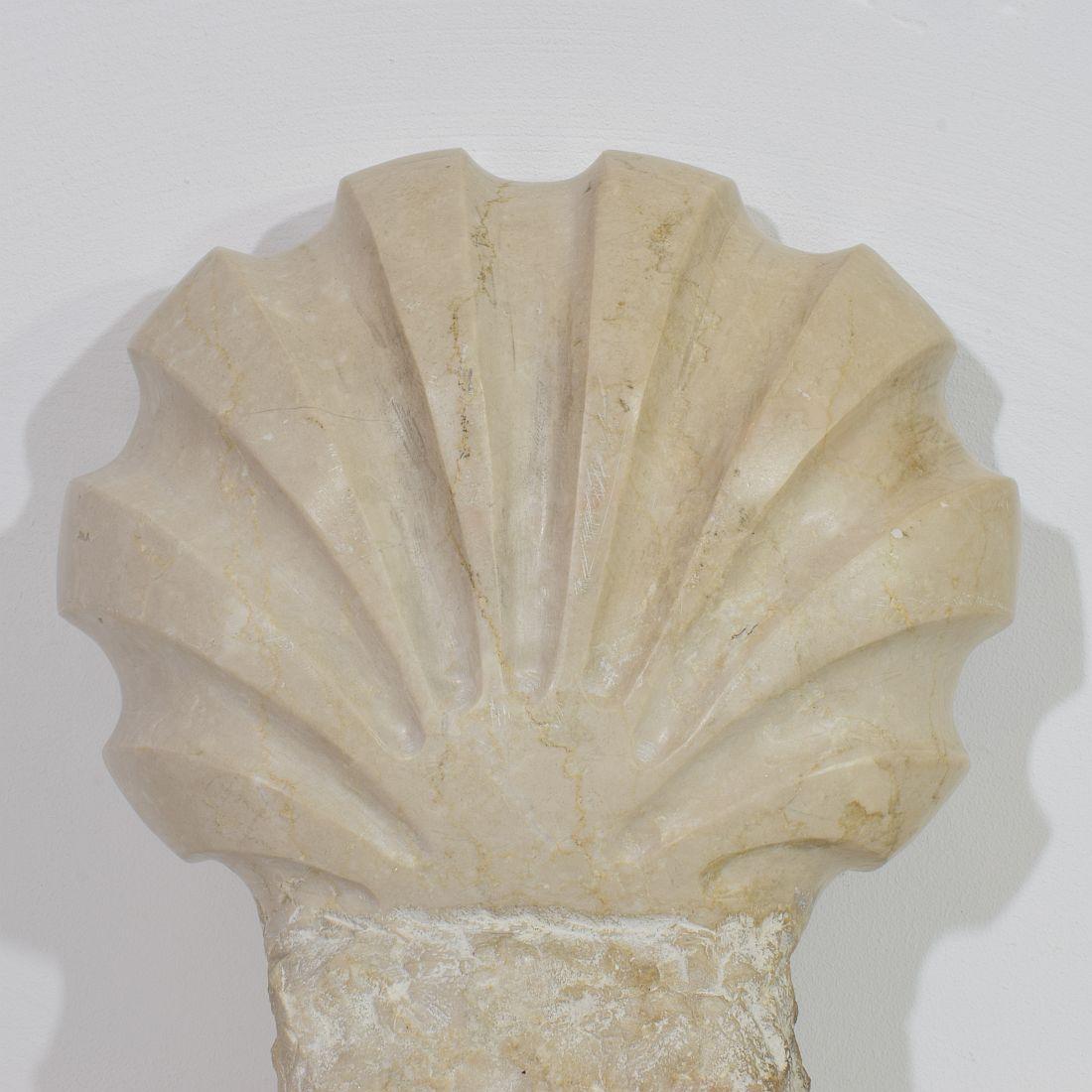 Bénitier baroque italien du XVIIIe siècle en pierre calcaire sculptée à la main en vente 7