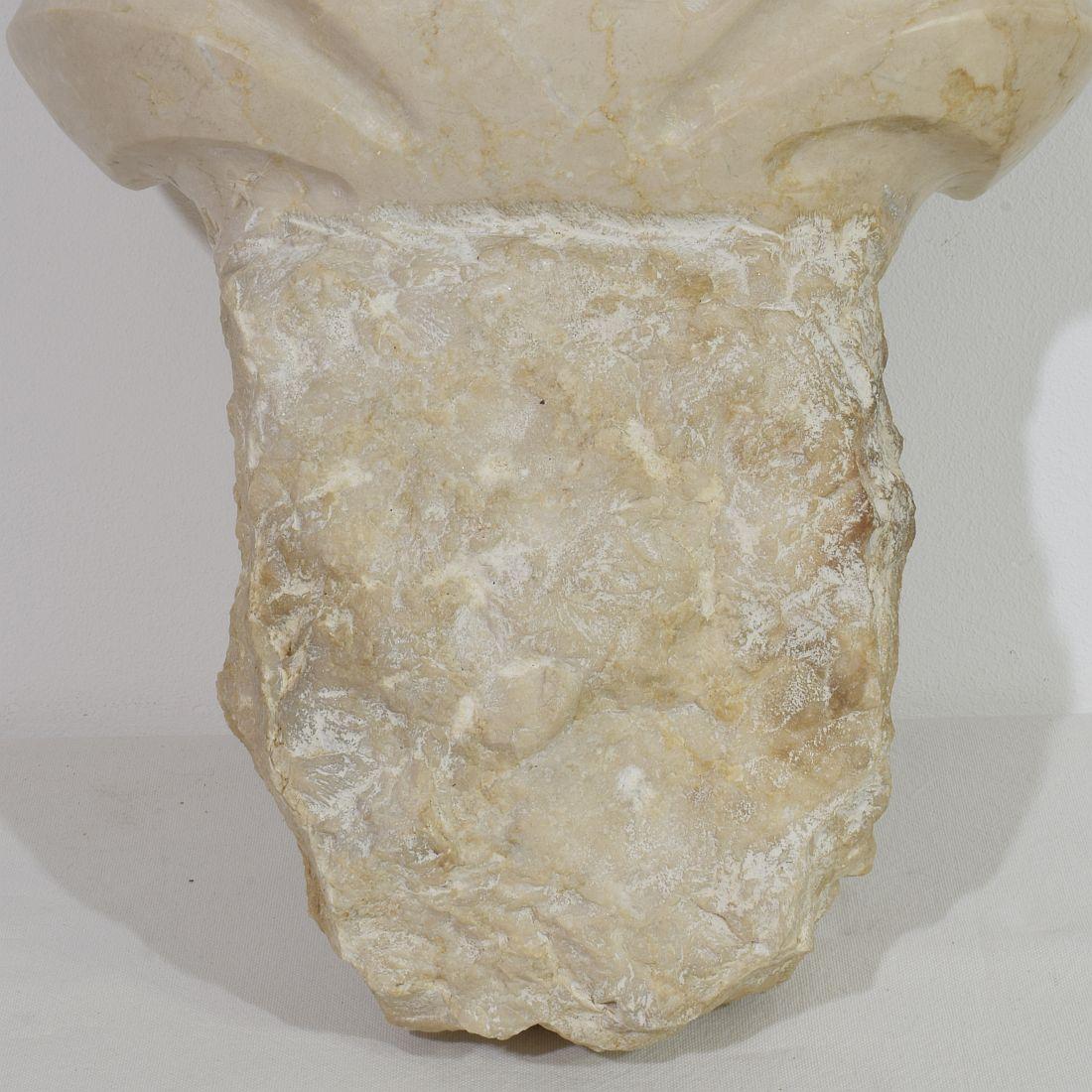 Bénitier baroque italien du XVIIIe siècle en pierre calcaire sculptée à la main en vente 8