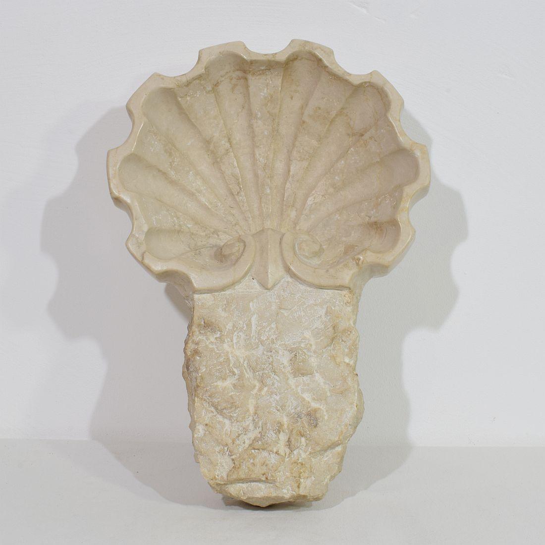 Bénitier baroque italien du XVIIIe siècle en pierre calcaire sculptée à la main en vente 9