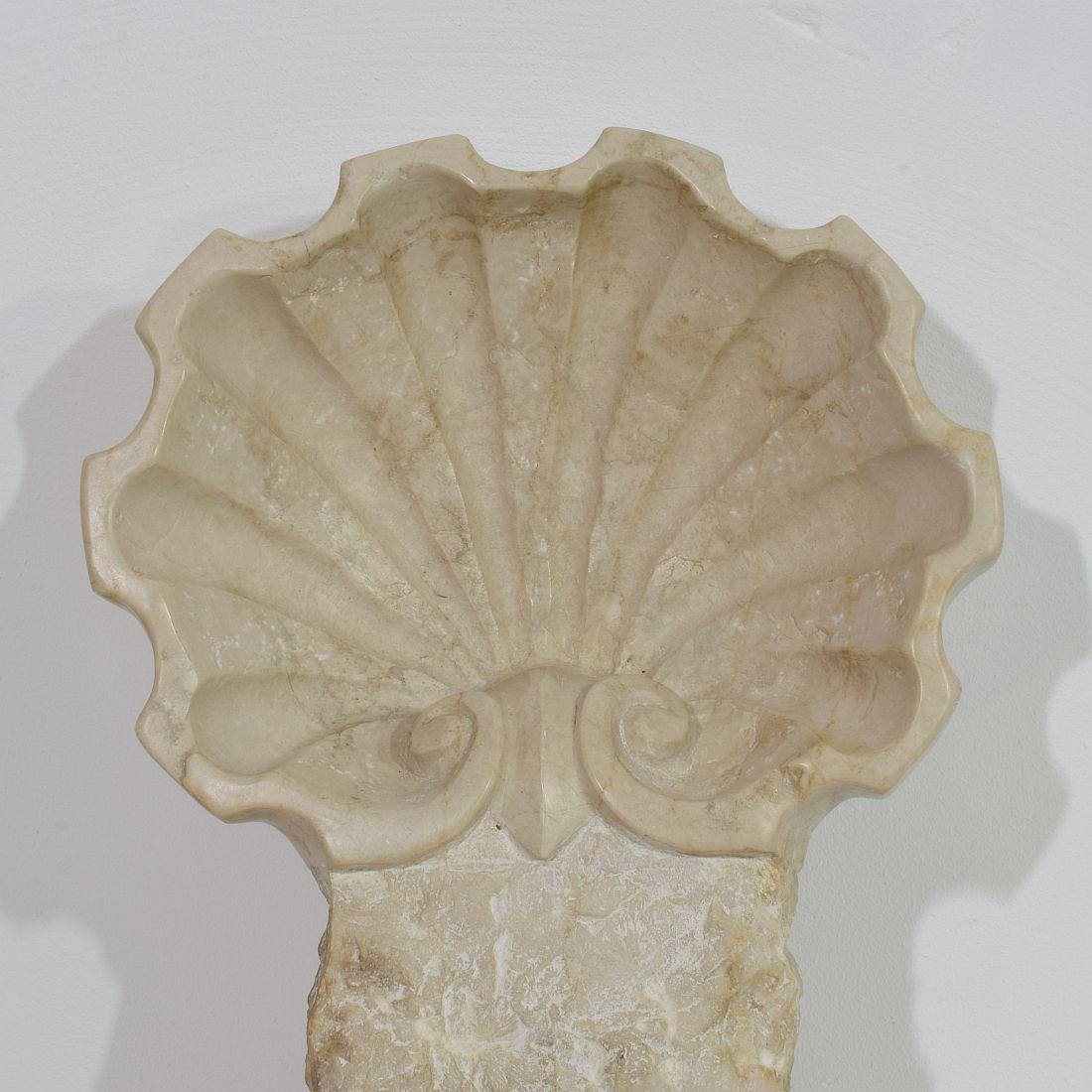 Bénitier baroque italien du XVIIIe siècle en pierre calcaire sculptée à la main en vente 10