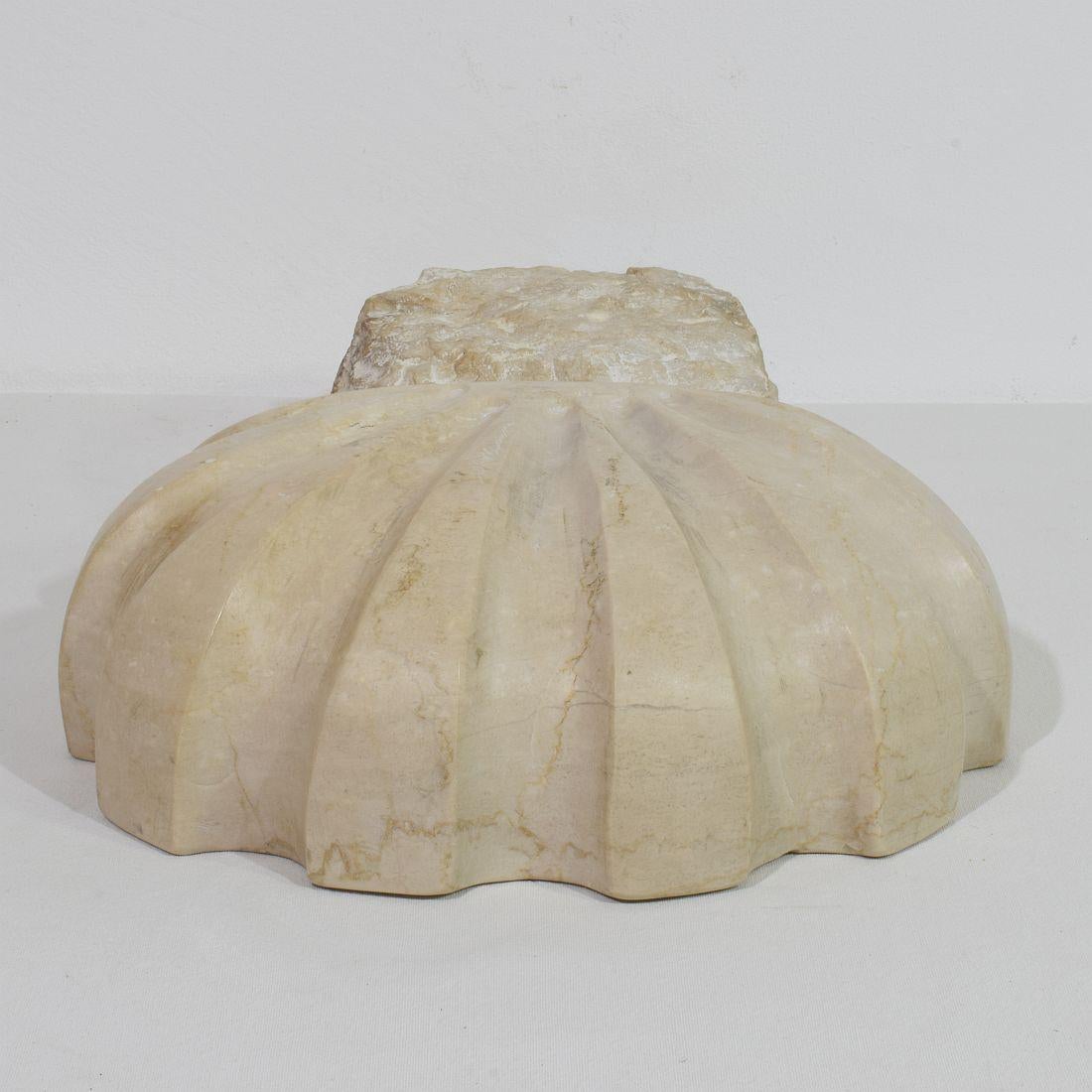 Bénitier baroque italien du XVIIIe siècle en pierre calcaire sculptée à la main en vente 12