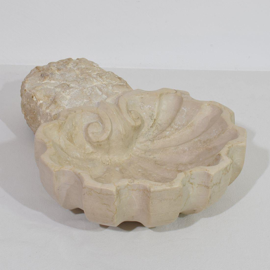 Magnifique bénitier baroque en pierre calcaire sculpté à la main,
Pièce d'époque unique et originale. Italie, vers 1750. Bon état mais altéré comme il se doit.
Mesures : H:10cm  L:29,5cm P:24-42cm 