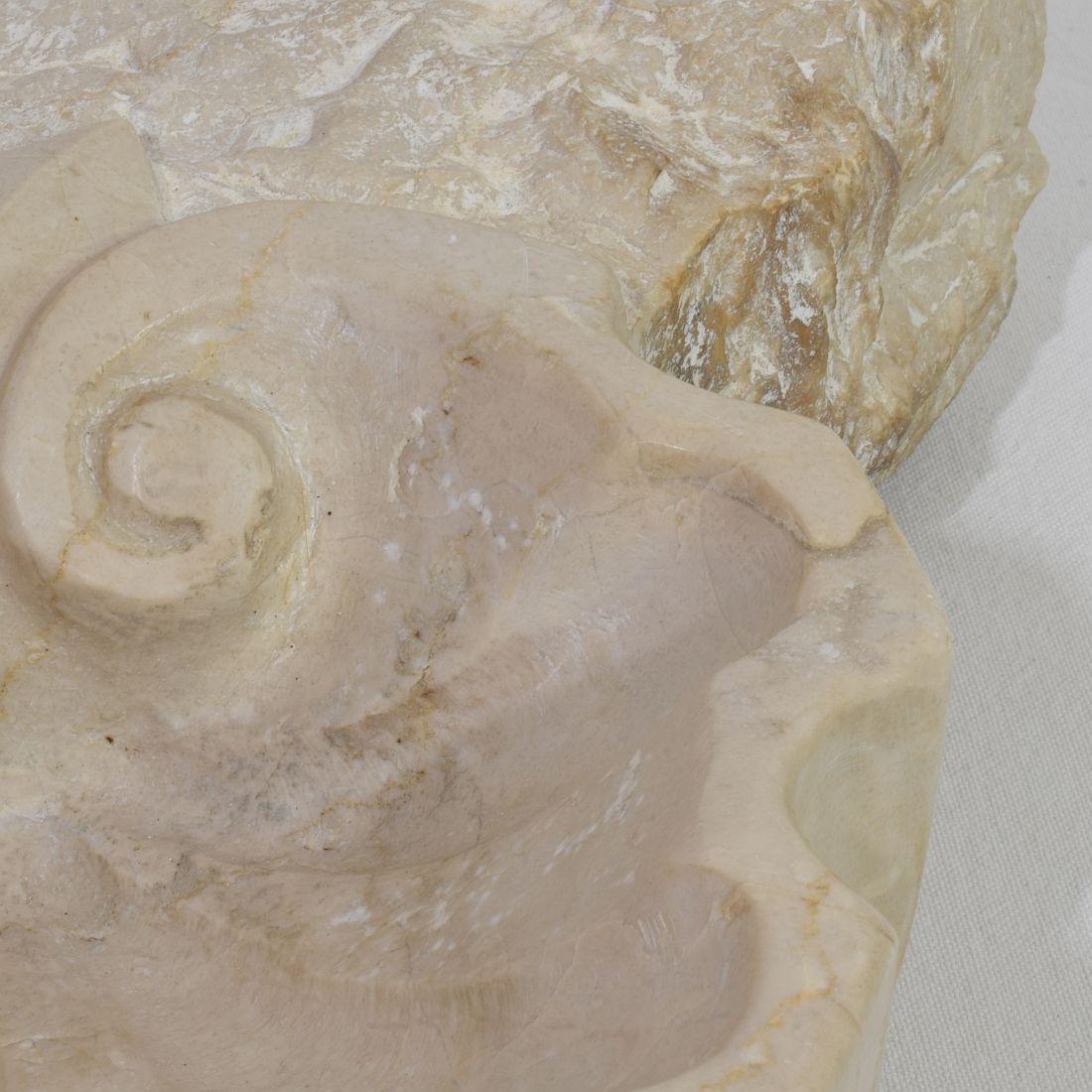 Bénitier baroque italien du XVIIIe siècle en pierre calcaire sculptée à la main en vente 13