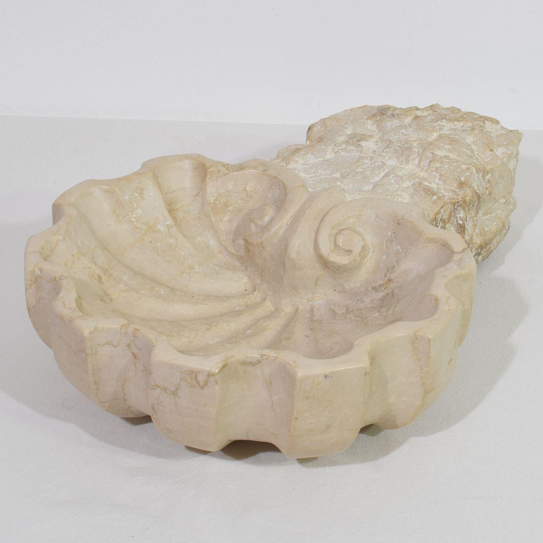 Sculpté à la main Bénitier baroque italien du XVIIIe siècle en pierre calcaire sculptée à la main en vente