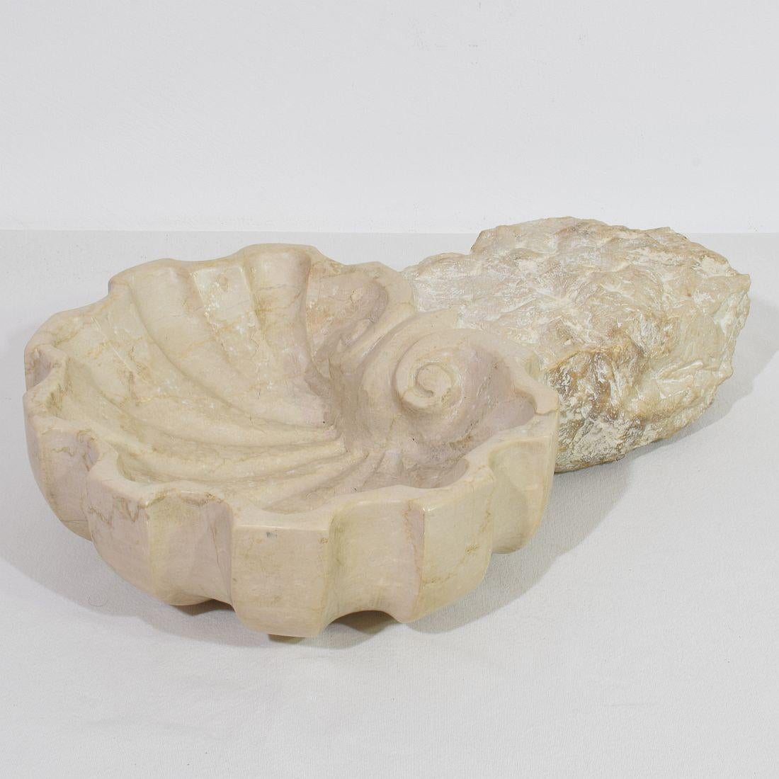 Bénitier baroque italien du XVIIIe siècle en pierre calcaire sculptée à la main Bon état - En vente à Buisson, FR