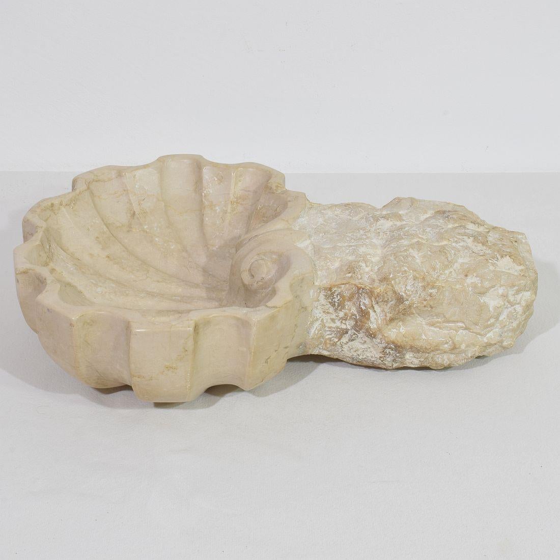 XVIIIe siècle et antérieur Bénitier baroque italien du XVIIIe siècle en pierre calcaire sculptée à la main en vente