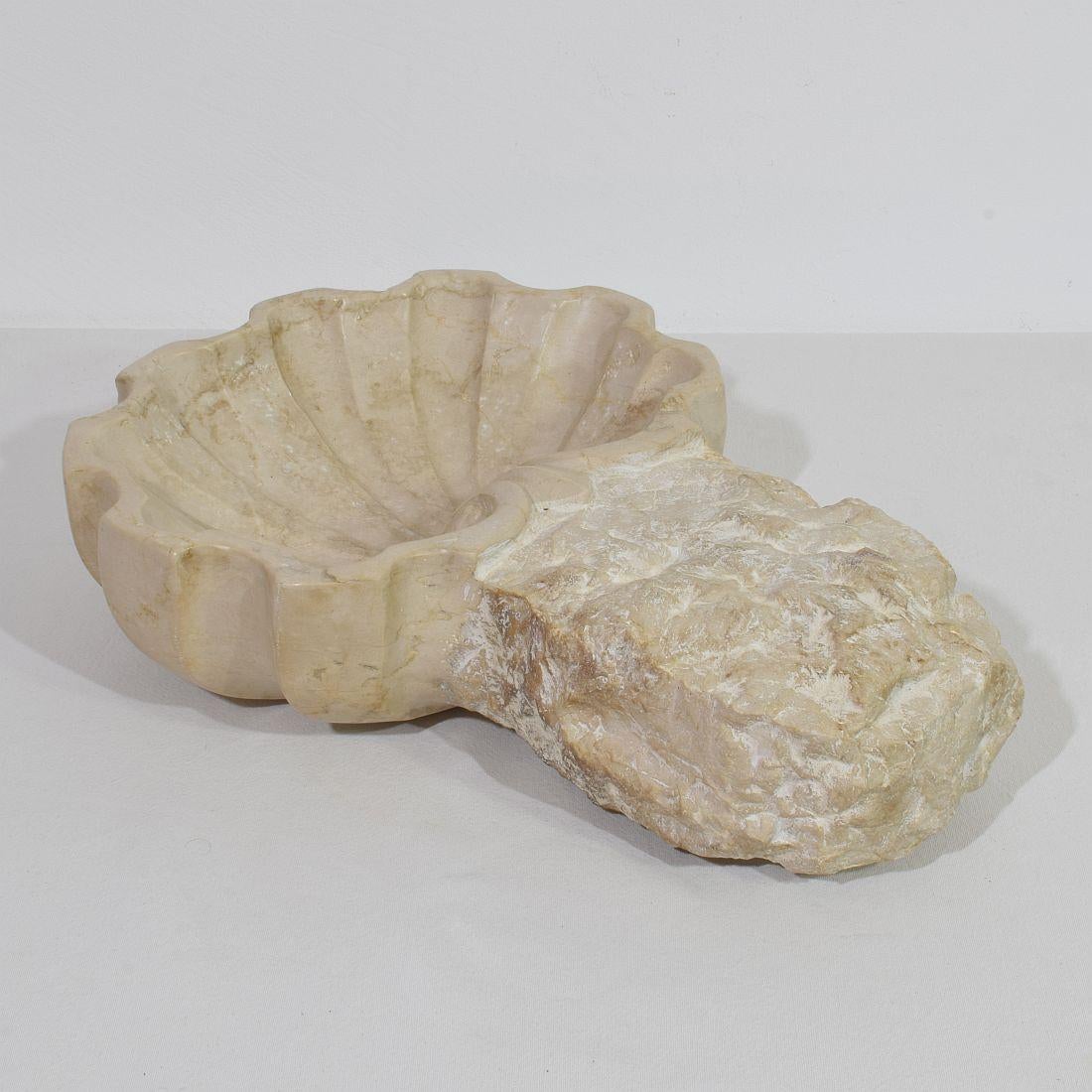 Calcaire Bénitier baroque italien du XVIIIe siècle en pierre calcaire sculptée à la main en vente