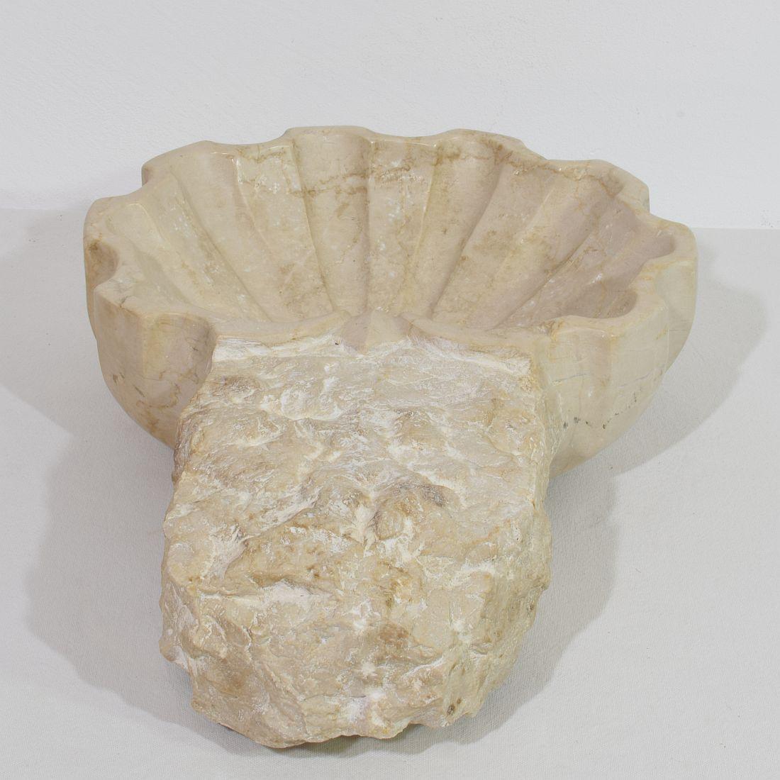 Bénitier baroque italien du XVIIIe siècle en pierre calcaire sculptée à la main en vente 1