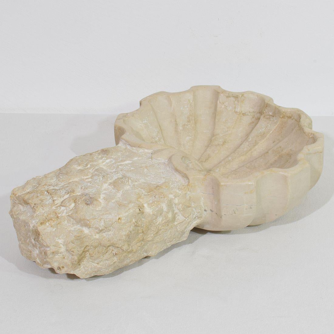 Bénitier baroque italien du XVIIIe siècle en pierre calcaire sculptée à la main en vente 2