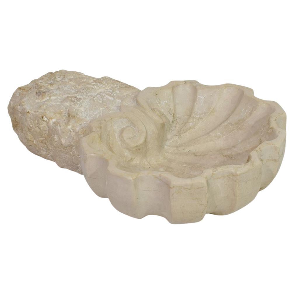 Bénitier baroque italien du XVIIIe siècle en pierre calcaire sculptée à la main en vente