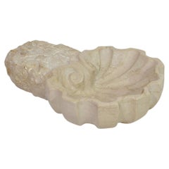 Bénitier baroque italien du XVIIIe siècle en pierre calcaire sculptée à la main