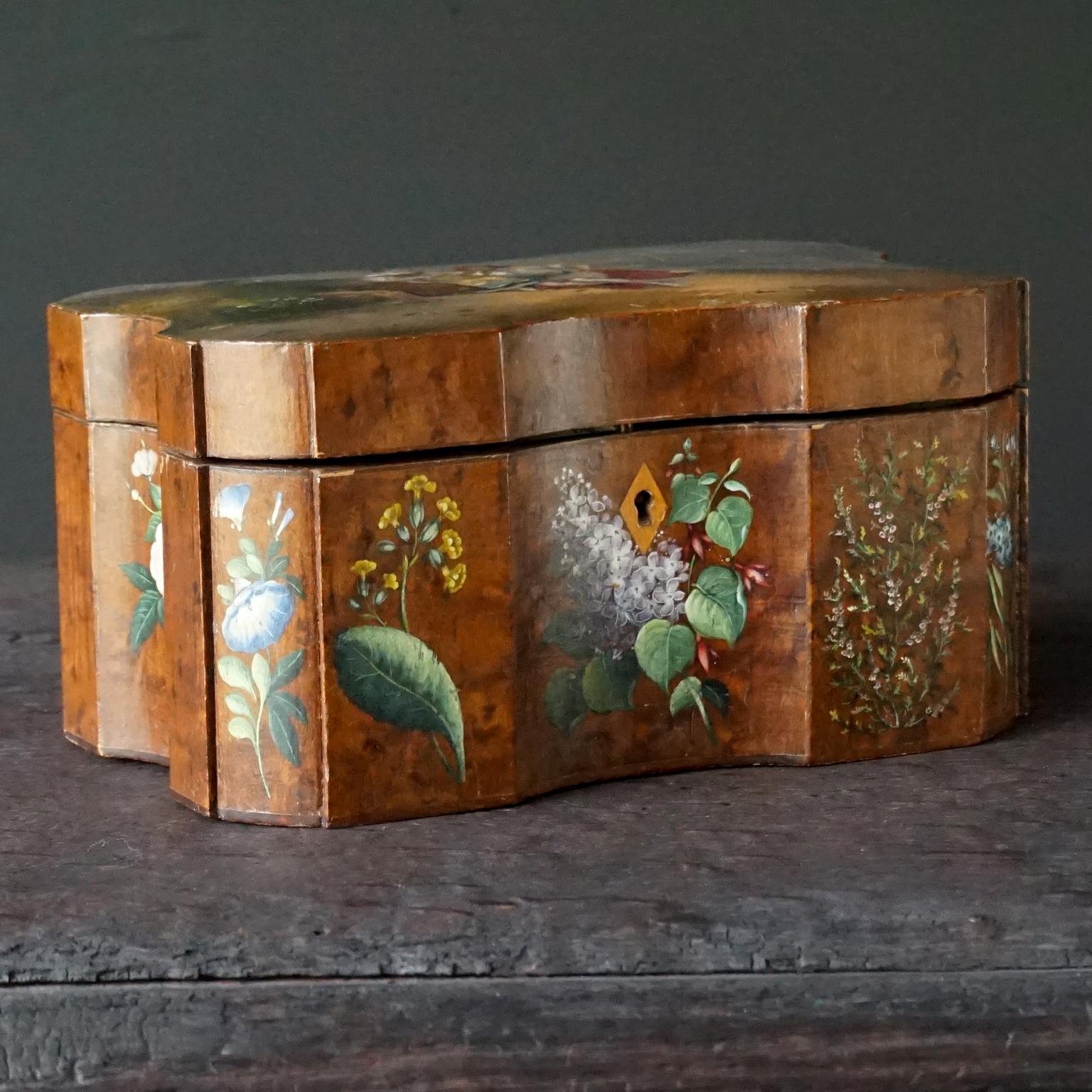 18th Century Italian Baroque Hand Painted Wild Flowers on Burl Wood Tea Caddy In Good Condition In Haarlem, NL