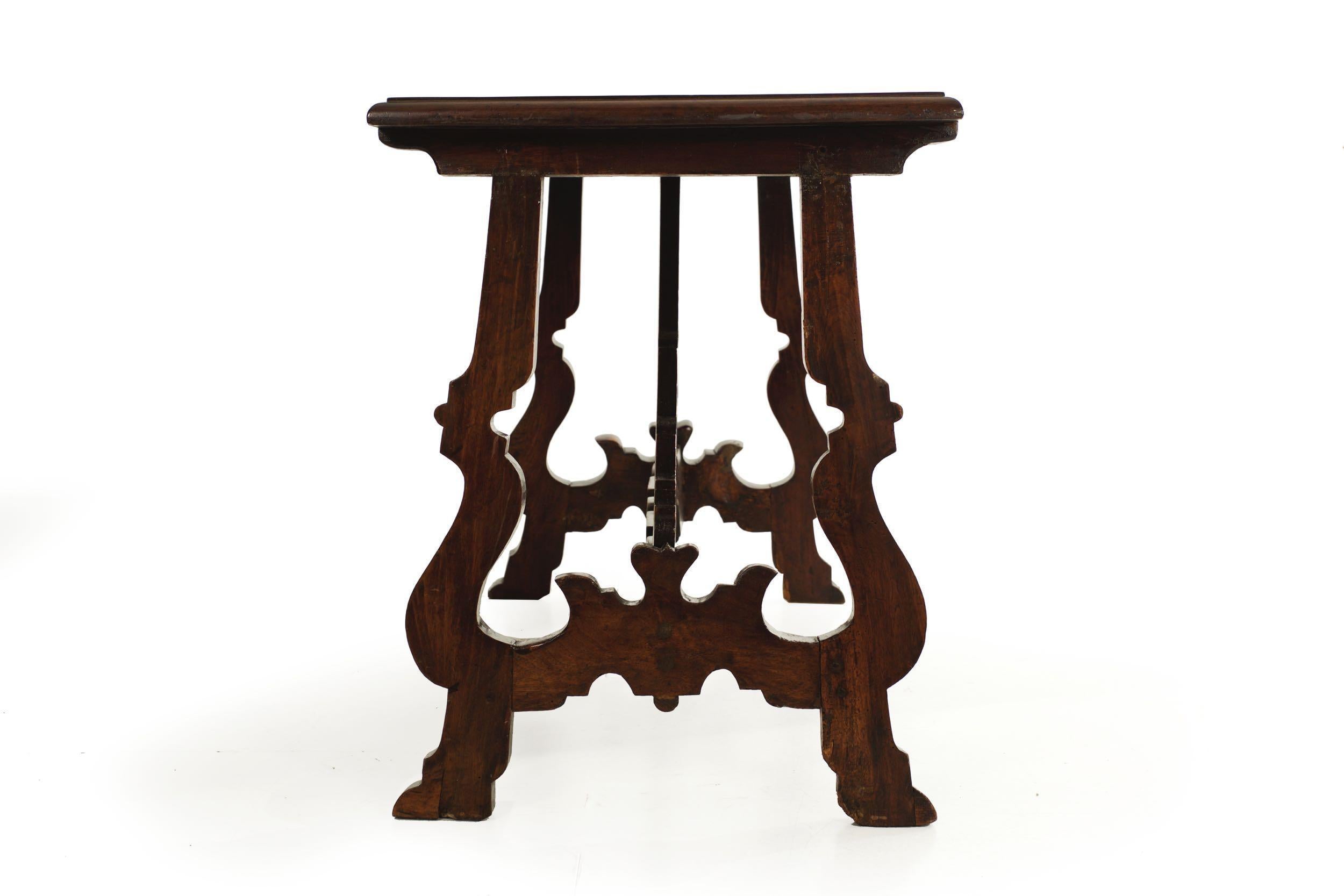 18. Jahrhundert Italienisch Barock Intarsien Nussbaum Trestle-Base Center Table (Obstholz) im Angebot