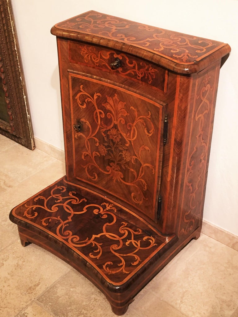 18th century, Italian Baroque Inlaid Wood prie-dieu 
This elegant kneeler or prie-dieu was built in Turin, Italy, in the mid-18th century. Entirely paved and inlaid with walnut and boxwood, it has decorations with phytomorphic elements very