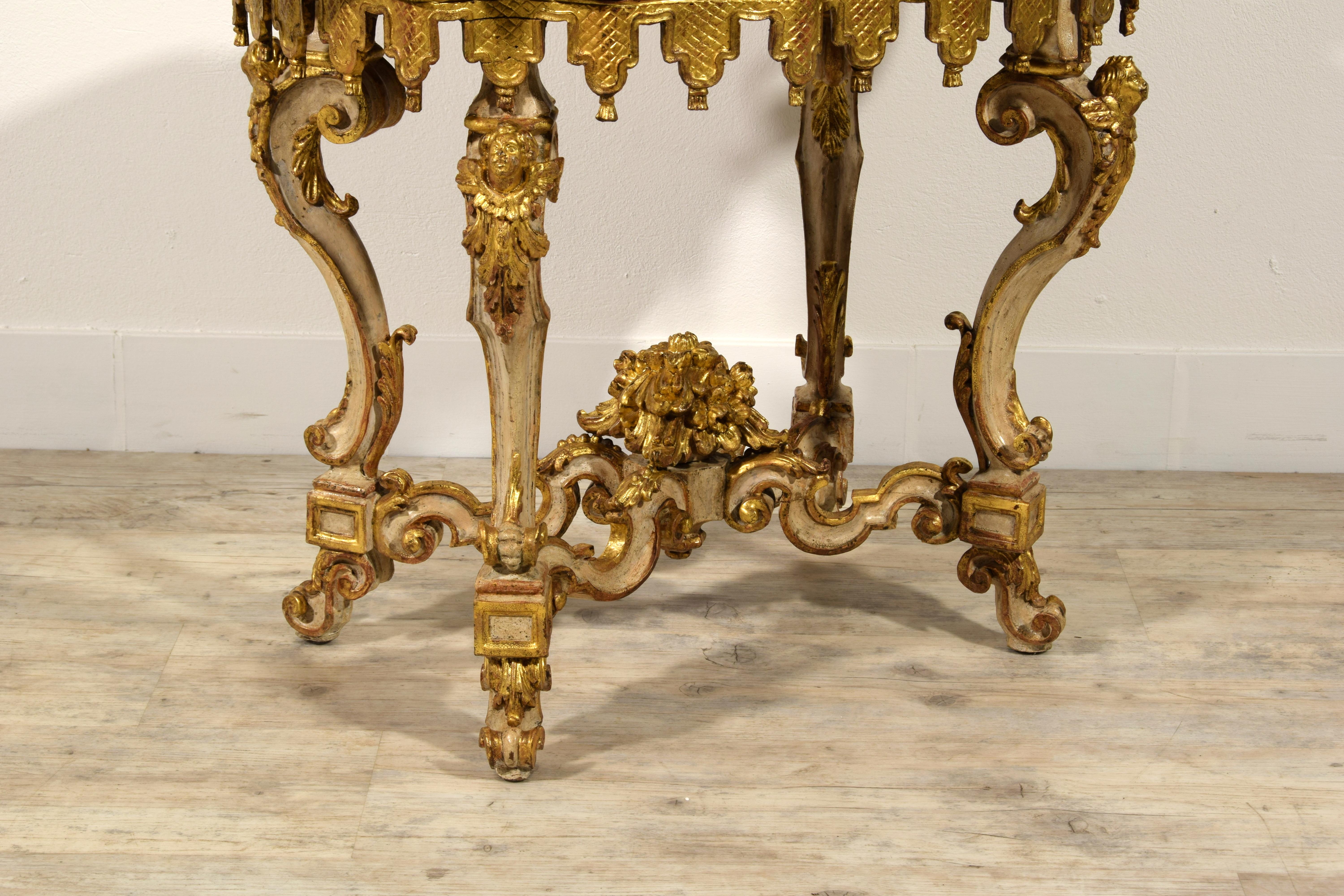 XVIIIe siècle, Table centrale baroque italienne laquée et dorée en vente 8
