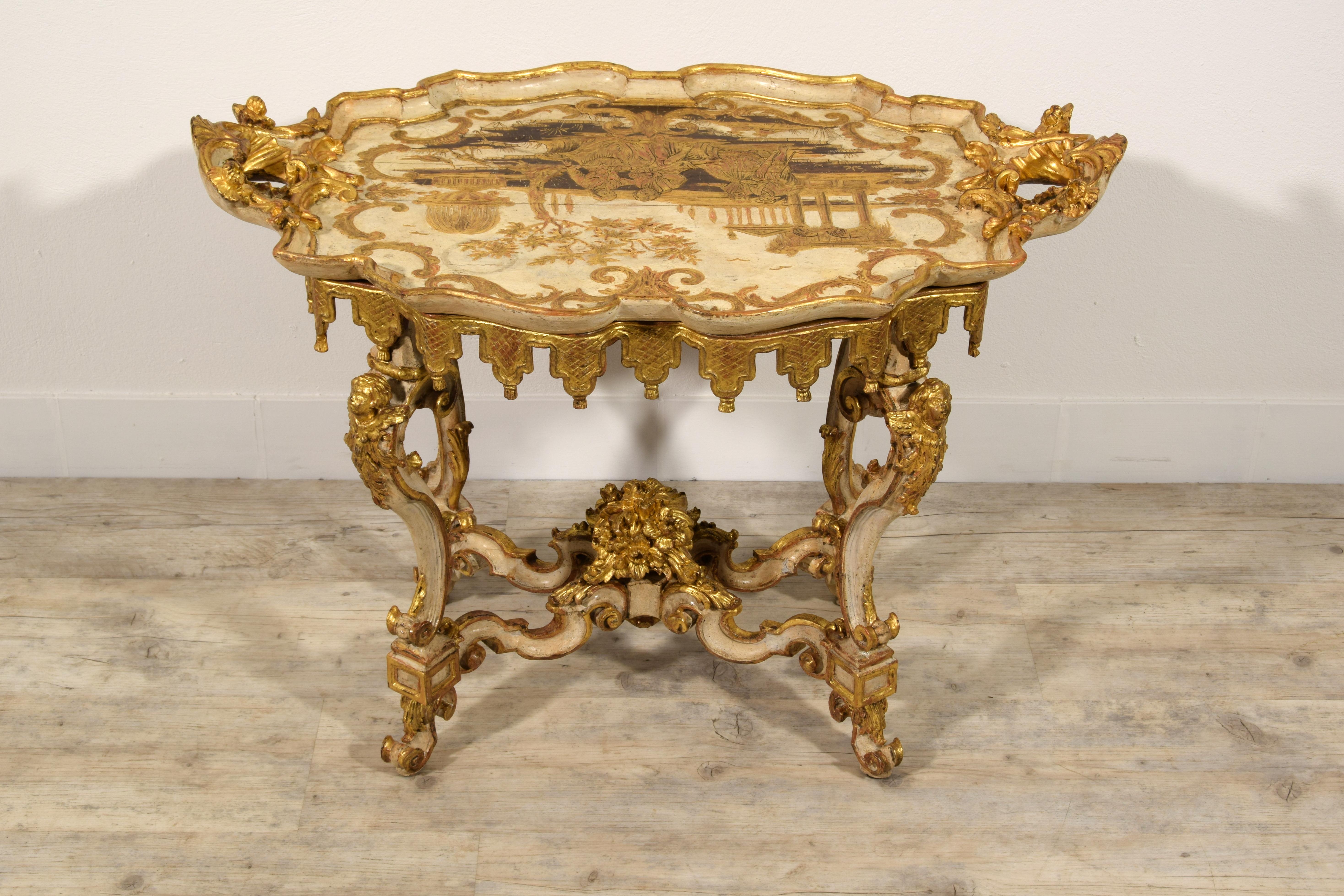 XVIIIe siècle, Table centrale baroque italienne laquée et dorée en vente 9