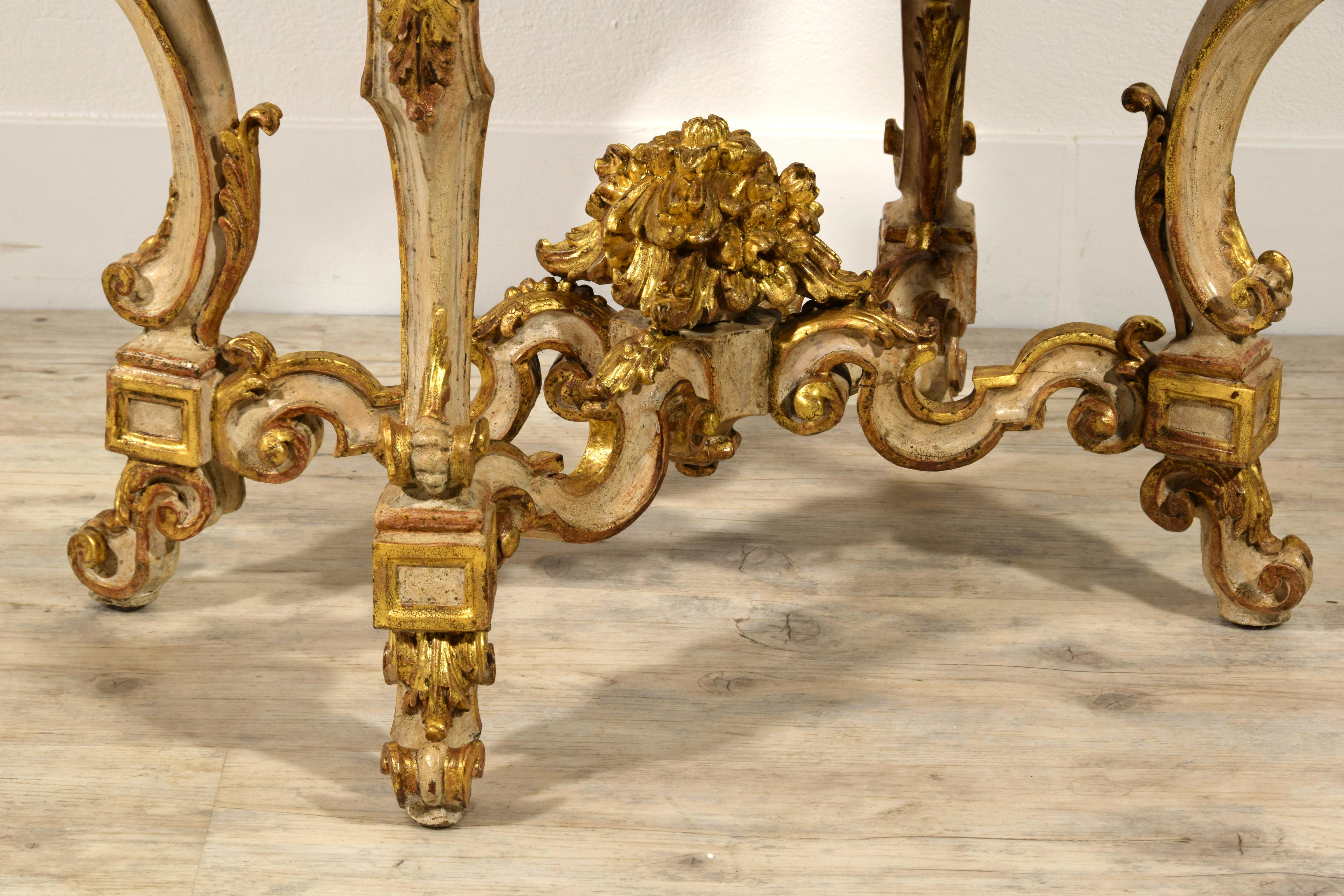 XVIIIe siècle, Table centrale baroque italienne laquée et dorée en vente 10