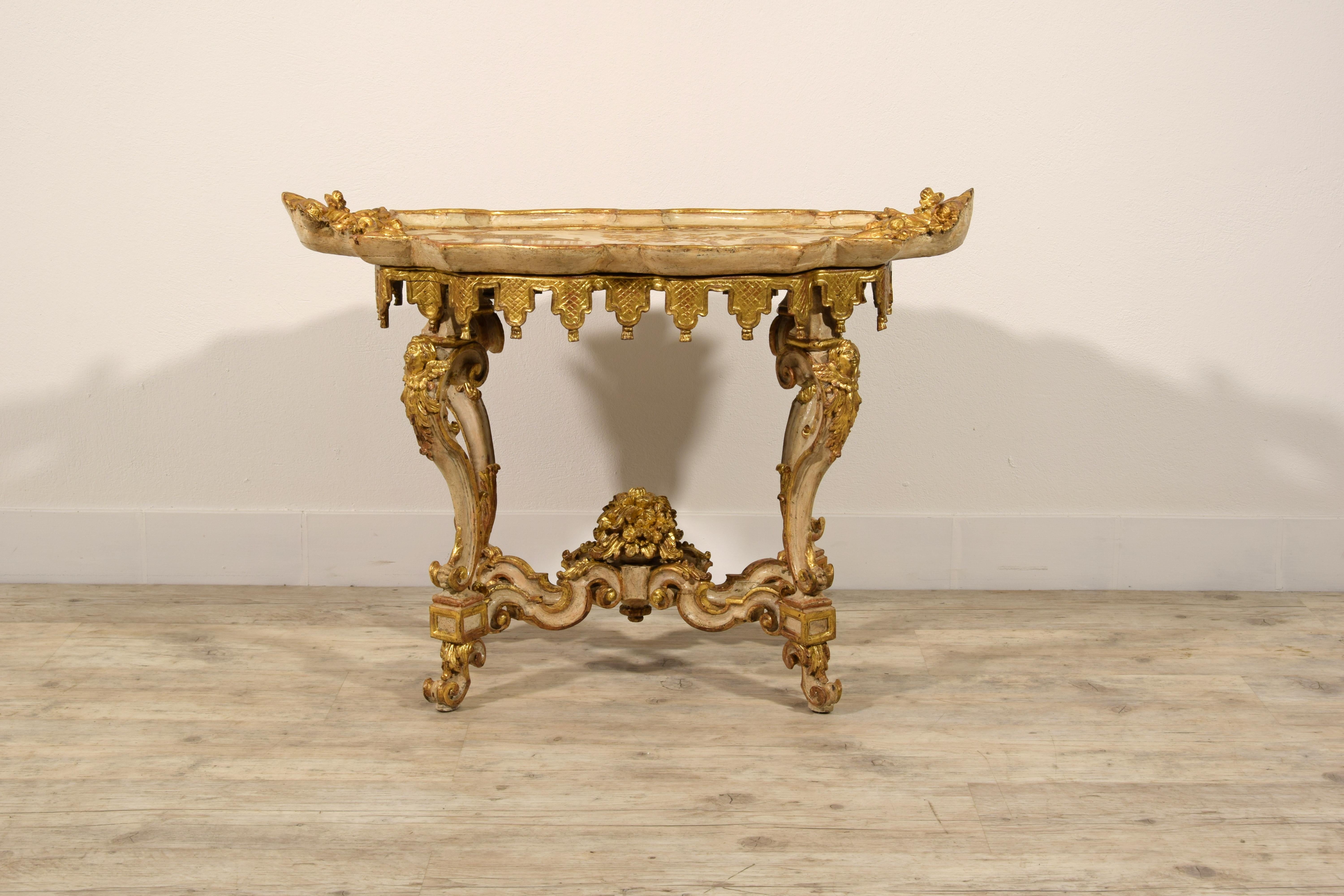 XVIIIe siècle, Table centrale baroque italienne laquée et dorée en vente 11