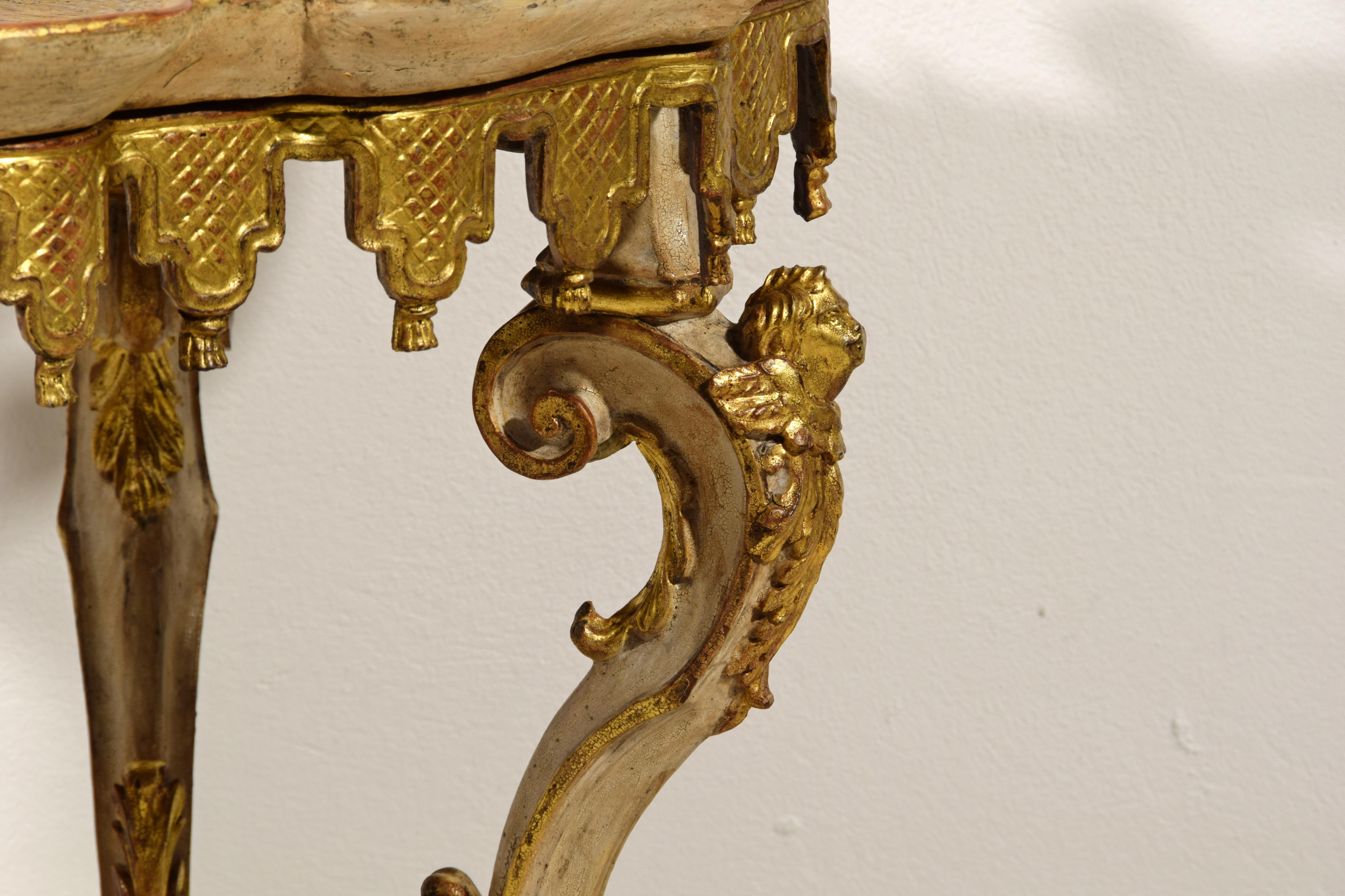 XVIIIe siècle, Table centrale baroque italienne laquée et dorée en vente 12