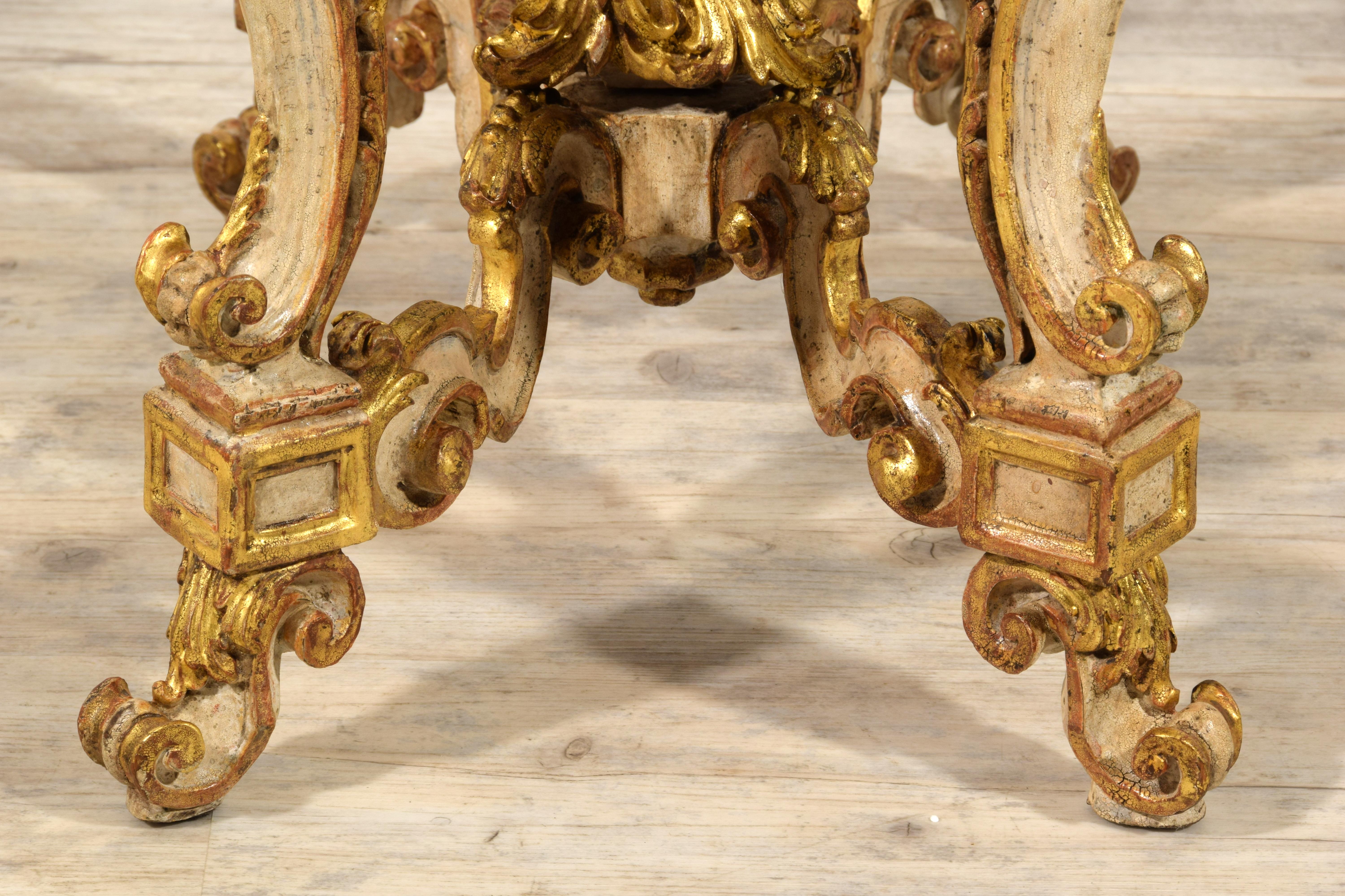 XVIIIe siècle, Table centrale baroque italienne laquée et dorée en vente 13