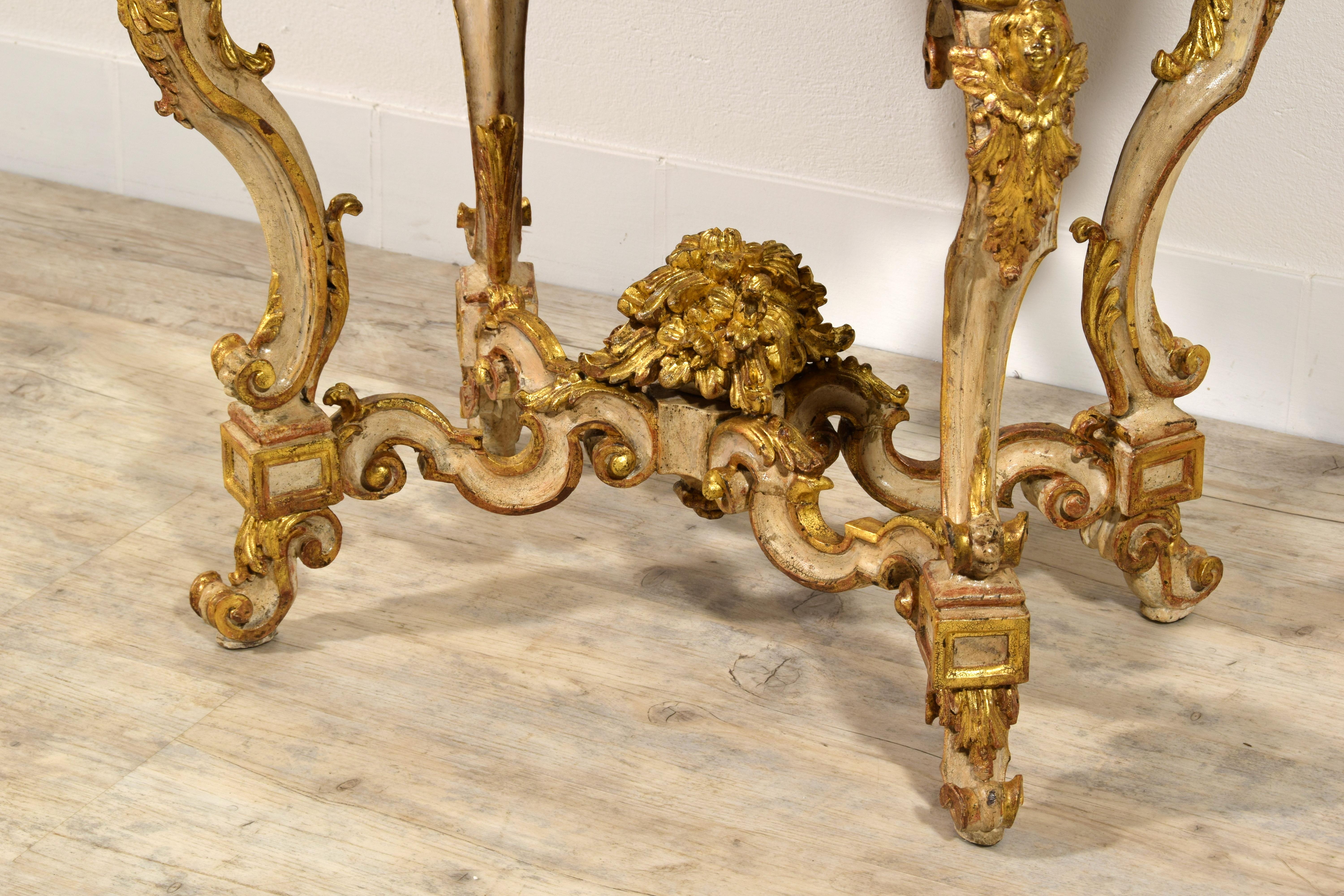 XVIIIe siècle, Table centrale baroque italienne laquée et dorée en vente 14