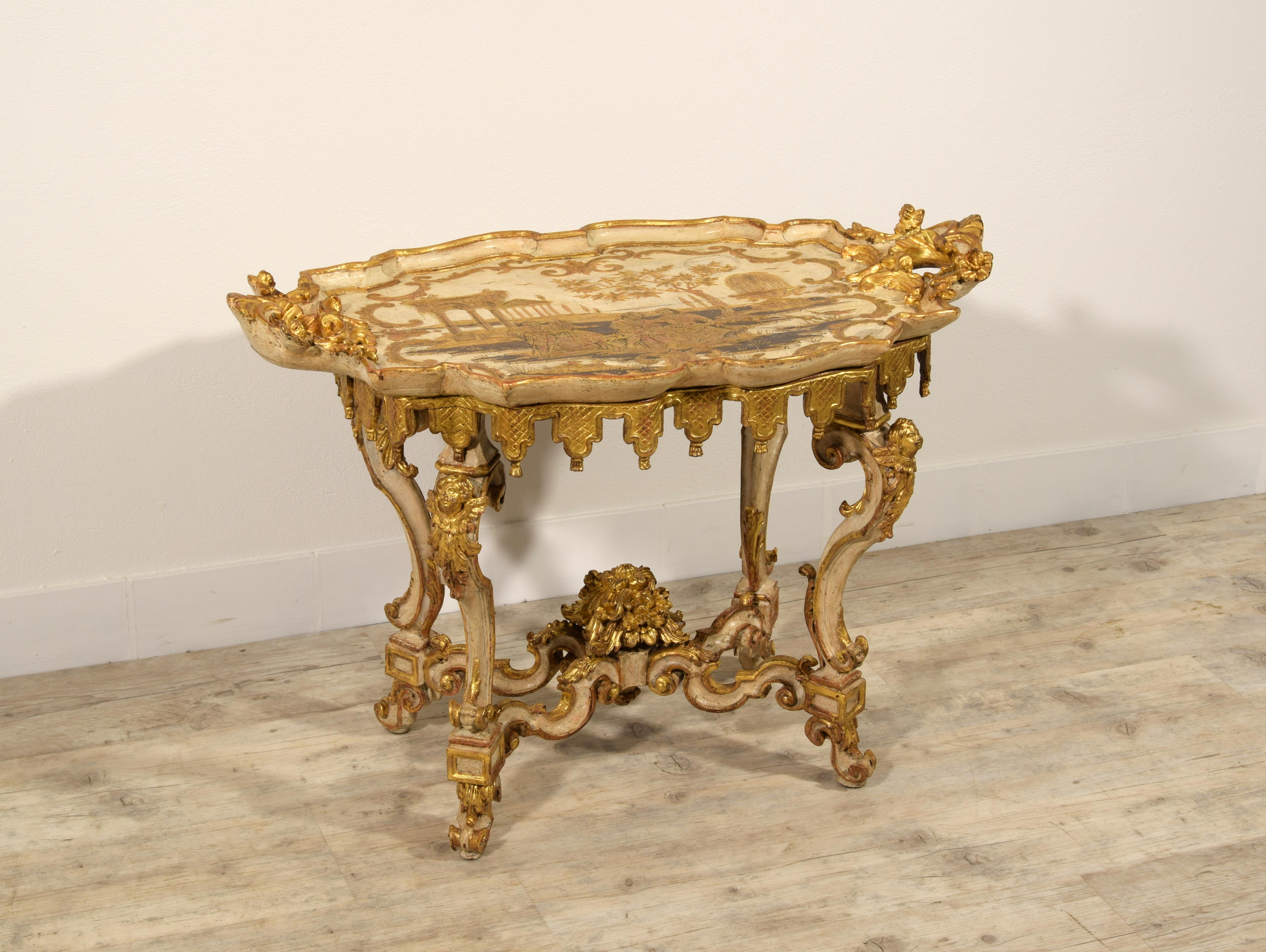 XVIIIe siècle, Table centrale baroque italienne laquée et dorée

Cette table baroque en bois laqué et doré a été fabriquée à Turin au XVIIIe siècle selon le goût caractéristique répandu en France à l'époque de Louis XIV.
La table centrale, finie sur