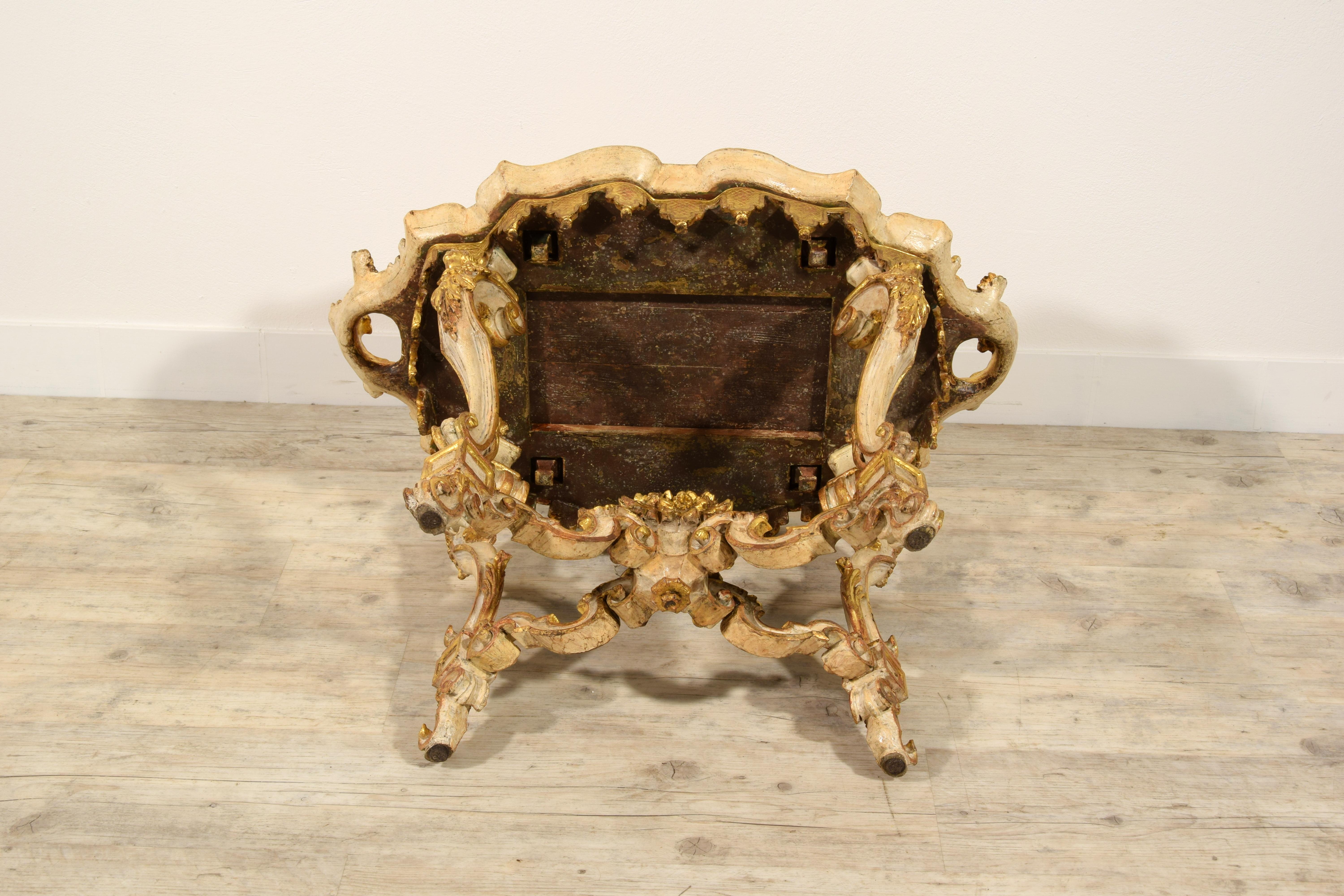 XVIIIe siècle, Table centrale baroque italienne laquée et dorée en vente 15
