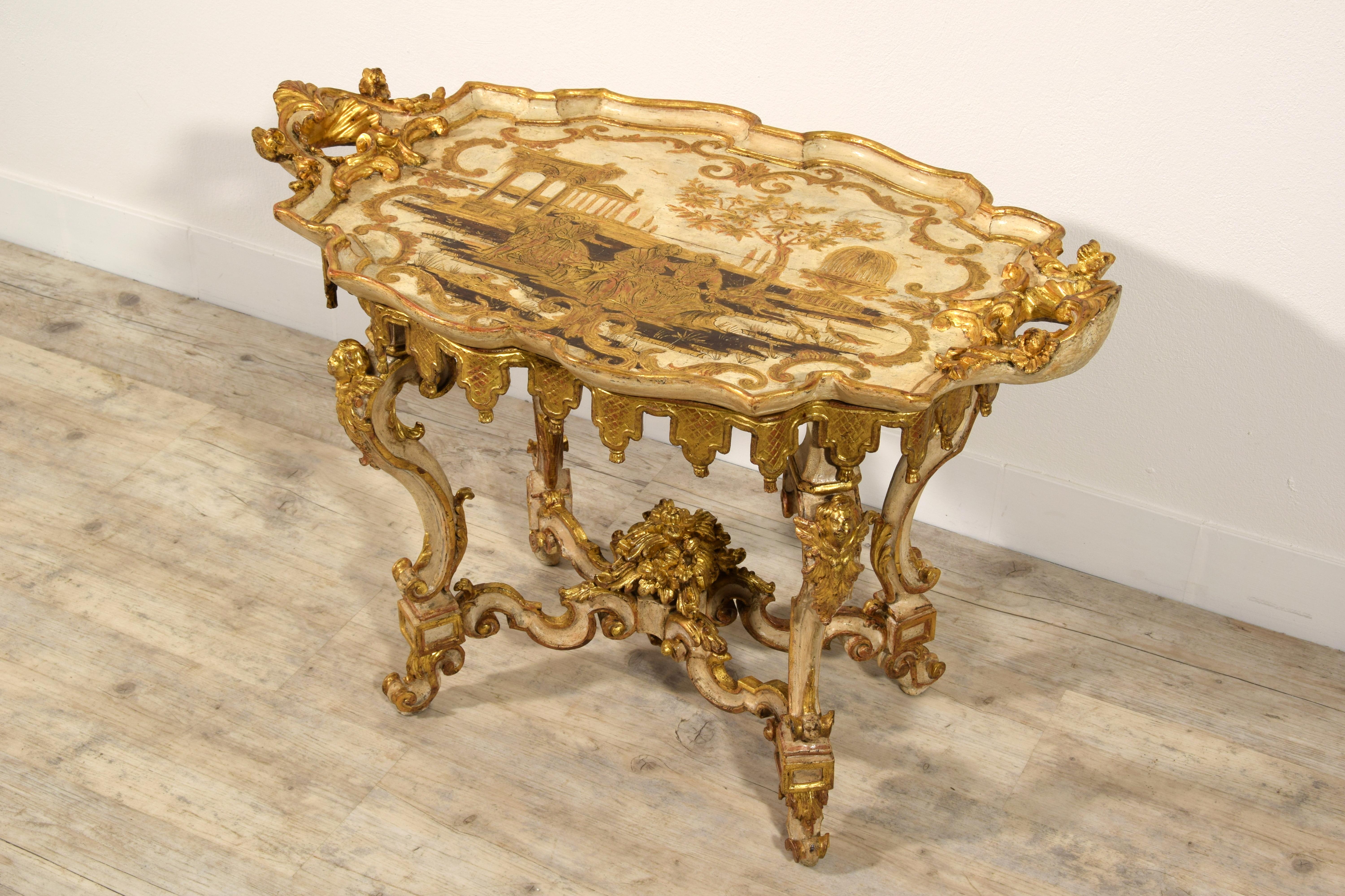 Sculpté à la main XVIIIe siècle, Table centrale baroque italienne laquée et dorée en vente