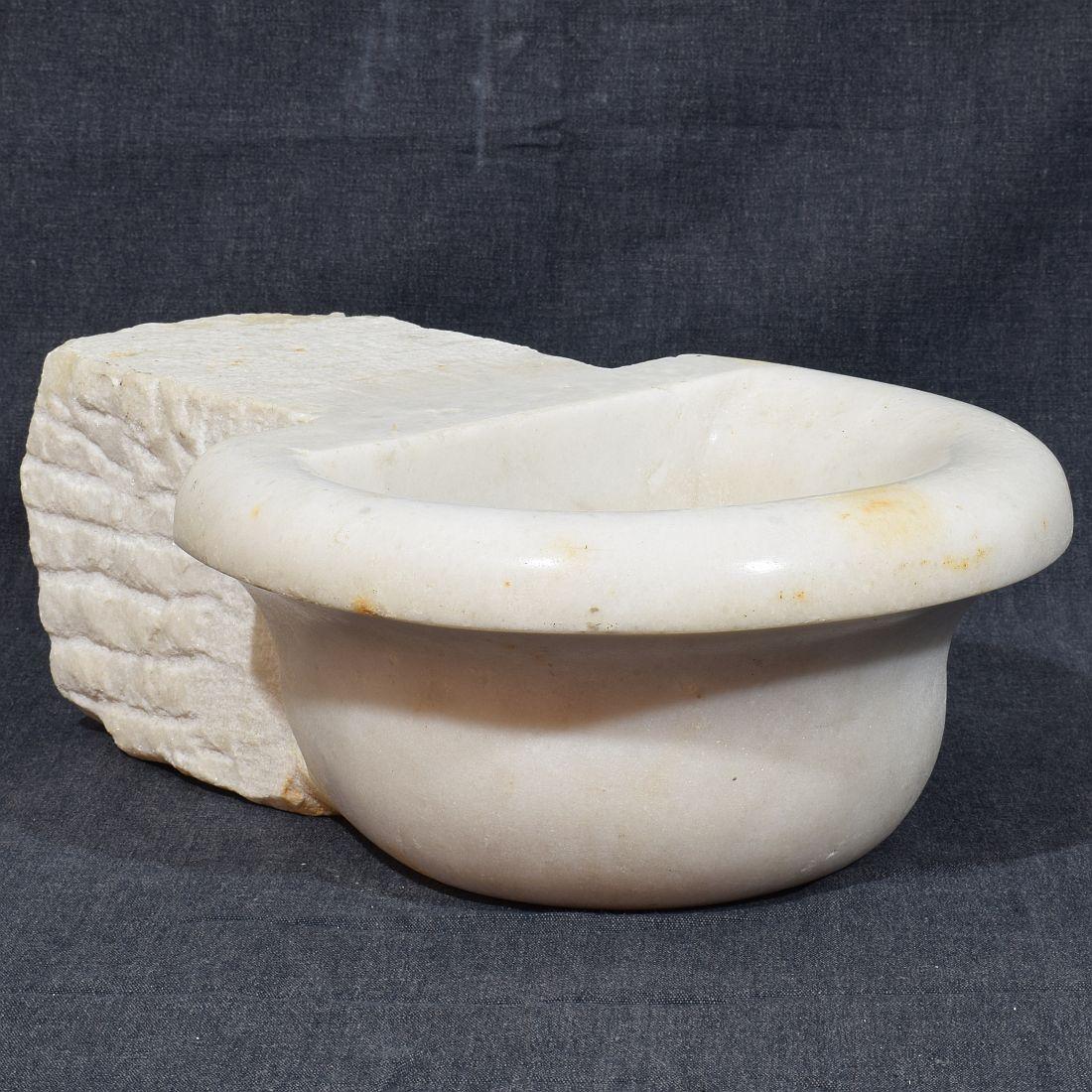 18th Century Italian Baroque Marble Holy Water Font or Stoup For Sale 7