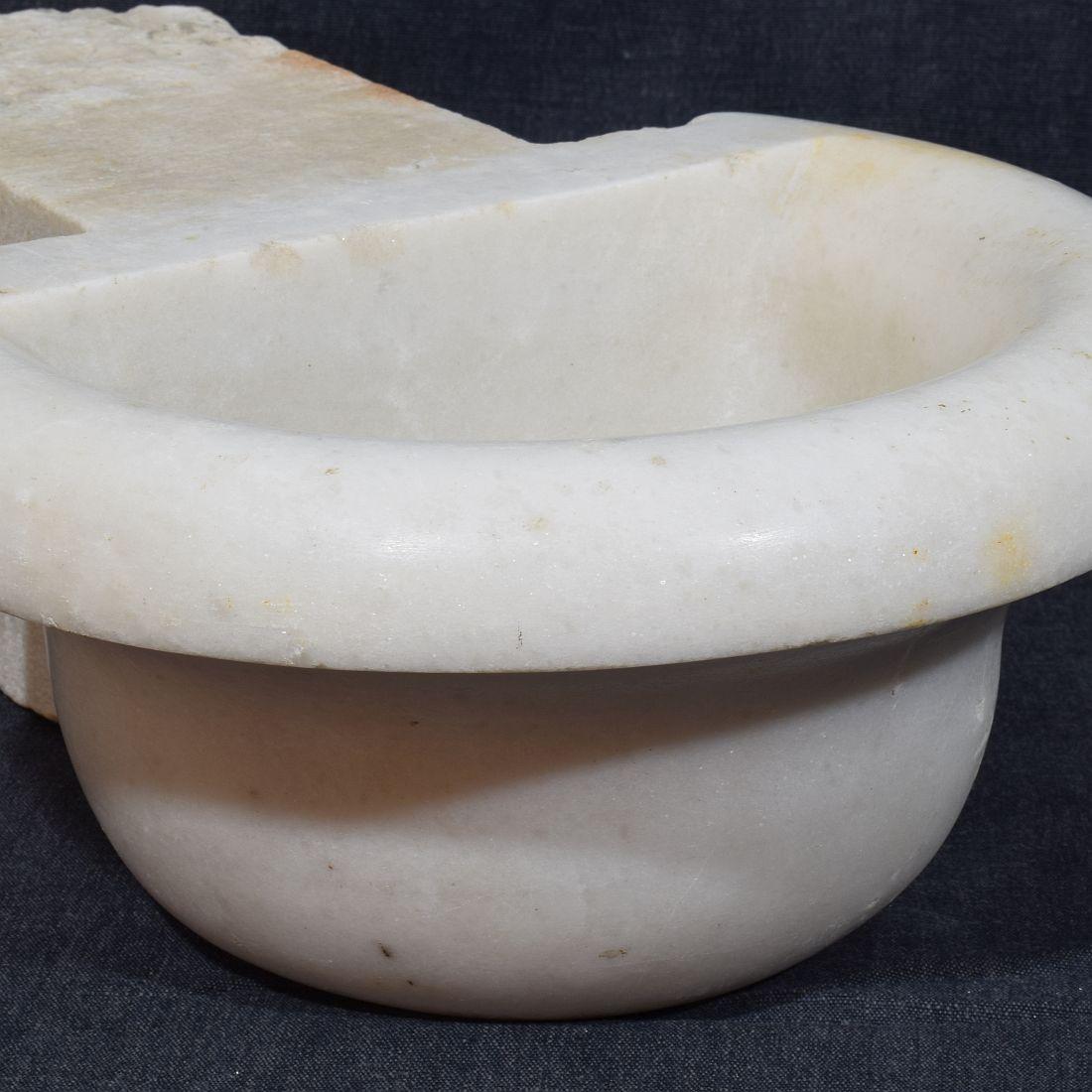 Acquasantiera o acquasantiera in marmo barocca italiana del XVIII secolo in vendita 7