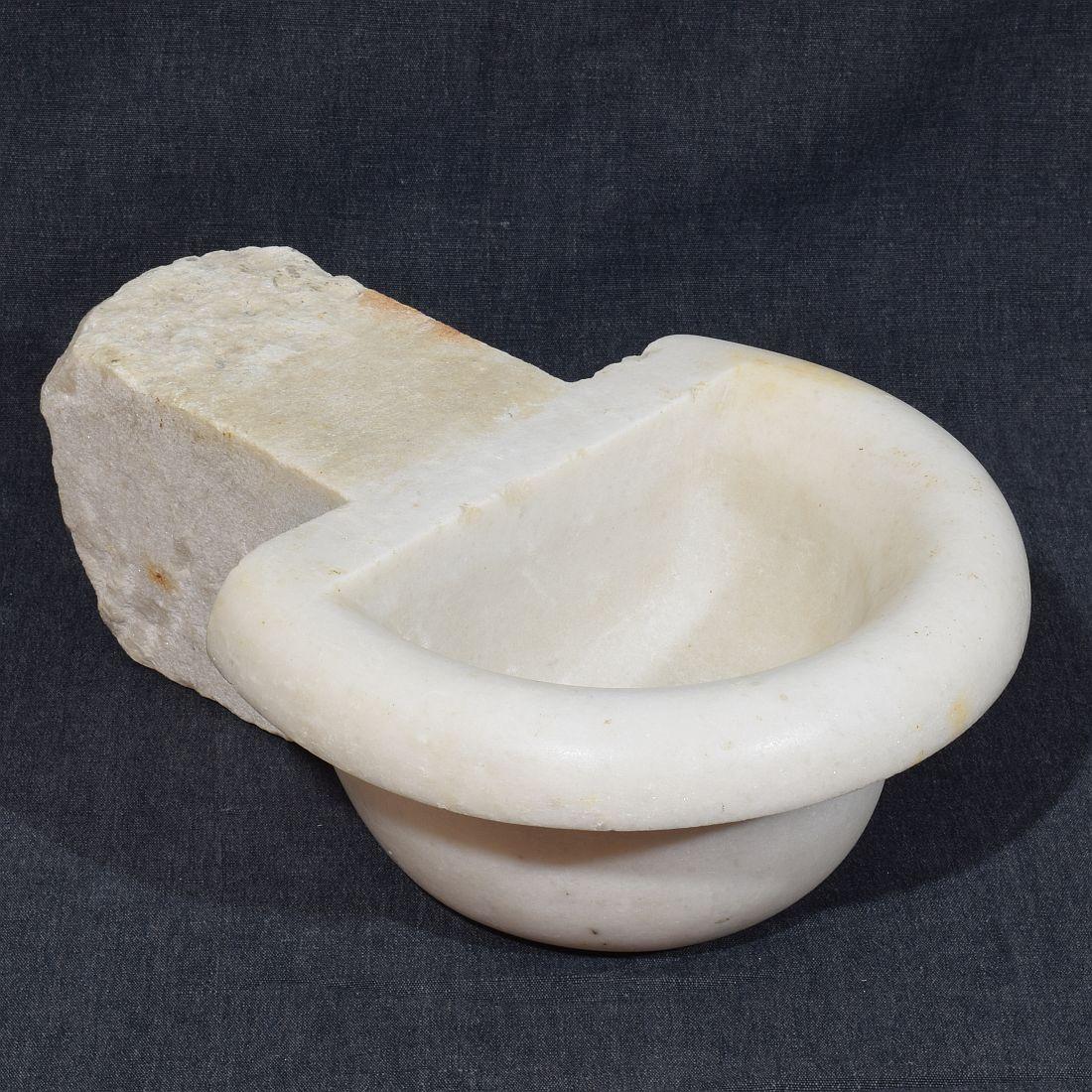 Bellissima acquasantiera barocca in marmo,
Un pezzo d'epoca unico e originale. Italia, circa 1750. Condizioni atmosferiche.
H. H. 11,5cm  L:24,5cm P:18-33cm 