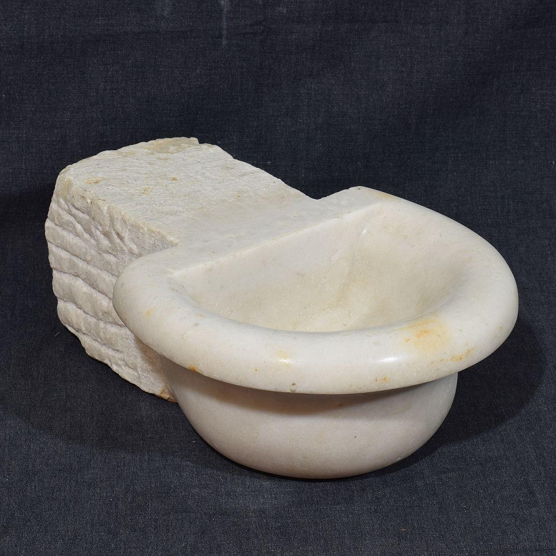 Beautiful Baroque marble holy water font or stoup,
Unique and original period piece. Italy, circa 1750
H:12cm  W:24,5cm D:18-33cm 
