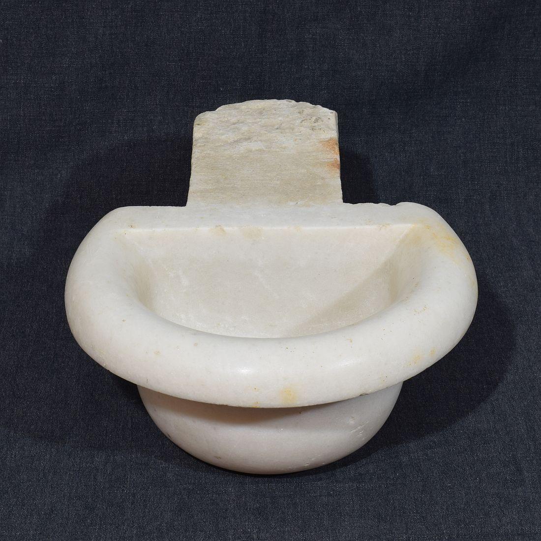 18th Century Italian Baroque Marble Holy Water Font or Stoup In Good Condition For Sale In Buisson, FR