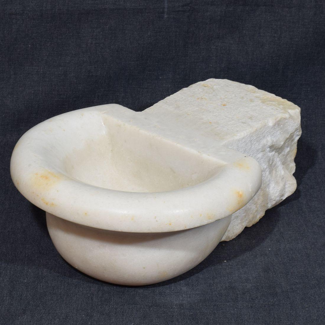 18th Century Italian Baroque Marble Holy Water Font or Stoup In Good Condition For Sale In Buisson, FR