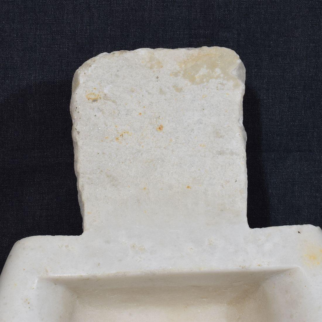 18th Century Italian Baroque Marble Holy Water Font or Stoup For Sale 4