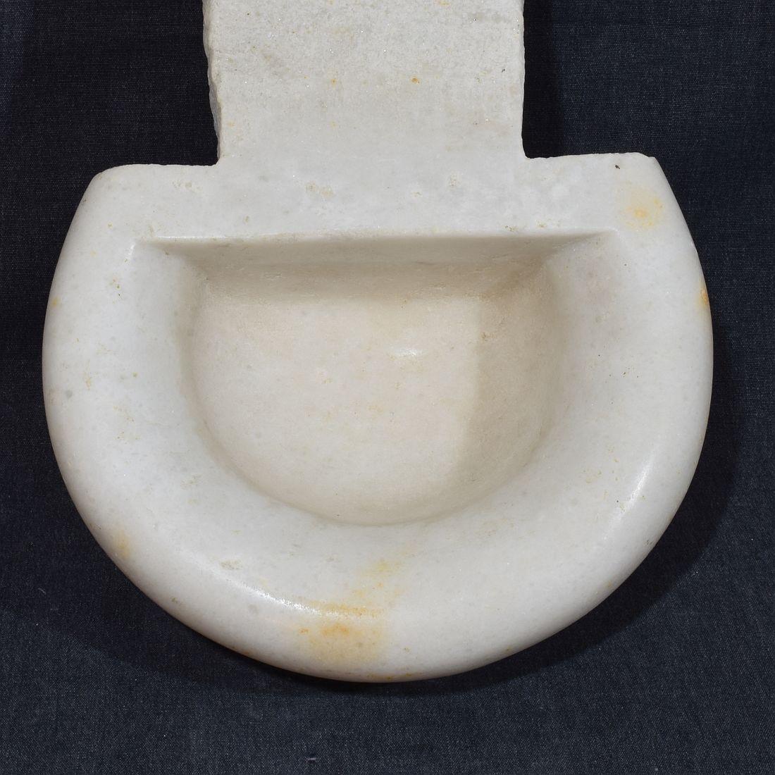 18th Century Italian Baroque Marble Holy Water Font or Stoup For Sale 4