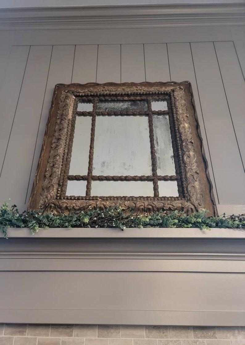 Spiegel aus vergoldetem Holz aus der italienischen Barockzeit des 18. Jahrhunderts (Handgeschnitzt) im Angebot