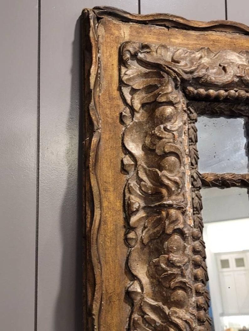 XVIIIe siècle et antérieur Miroir en bois doré d'époque baroque italienne du XVIIIe siècle en vente