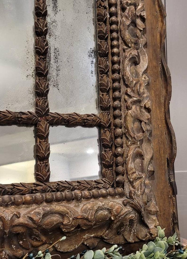 Verre Miroir en bois doré d'époque baroque italienne du XVIIIe siècle en vente