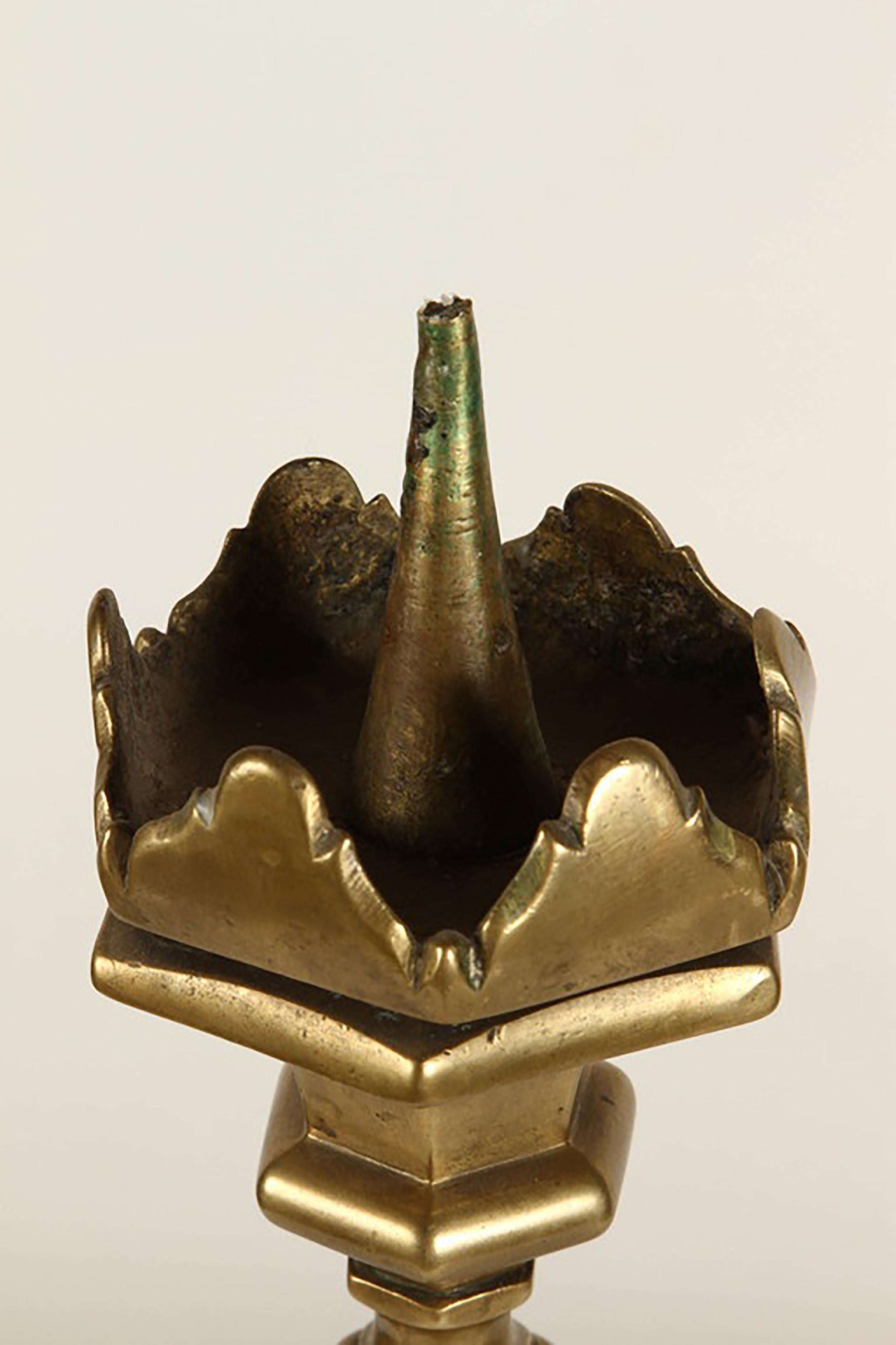 Ein italienischer Barock-Kerzenleuchter aus Messing mit sechseckiger, zinnenbewehrter Tropfschale und Balusterstandarte auf einem ausladenden Sockel mit Schneckenfüßen. Ein imposantes Stück, das zwei Fuß hoch ist und eine sanft brünierte Goldfarbe