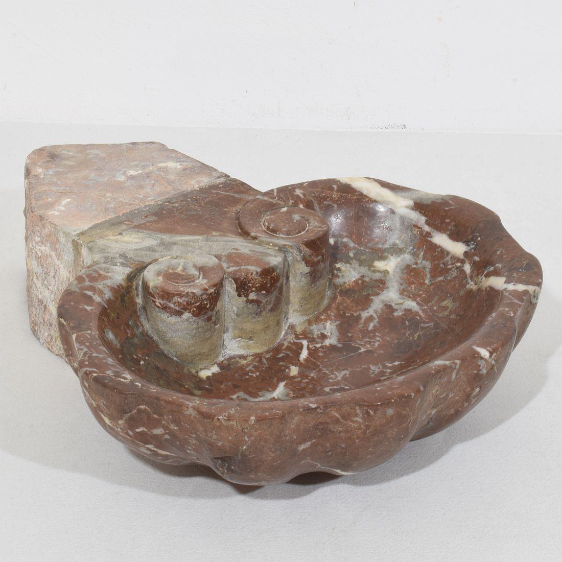 Bénitier ou bénitier unique en marbre rouge baroque, très patiné, Italie, vers 1750.
Usé par les intempéries,
H:8,5cm  L:28cm P:23,5-33,5cm 