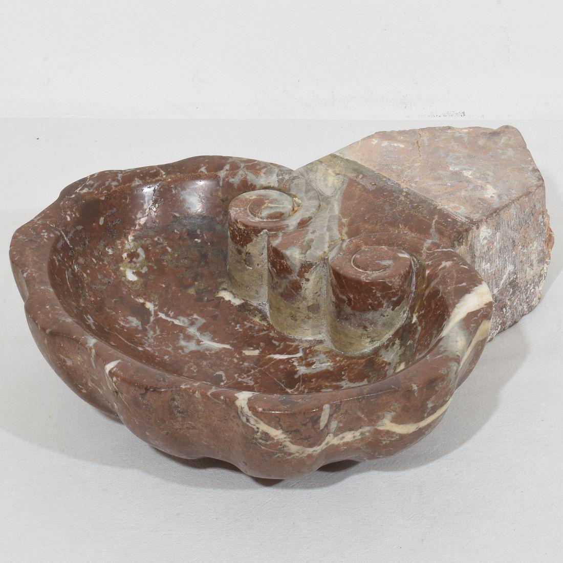 Sculpté à la main Font ou soupière italienne baroque du 18ème siècle en marbre rouge en vente
