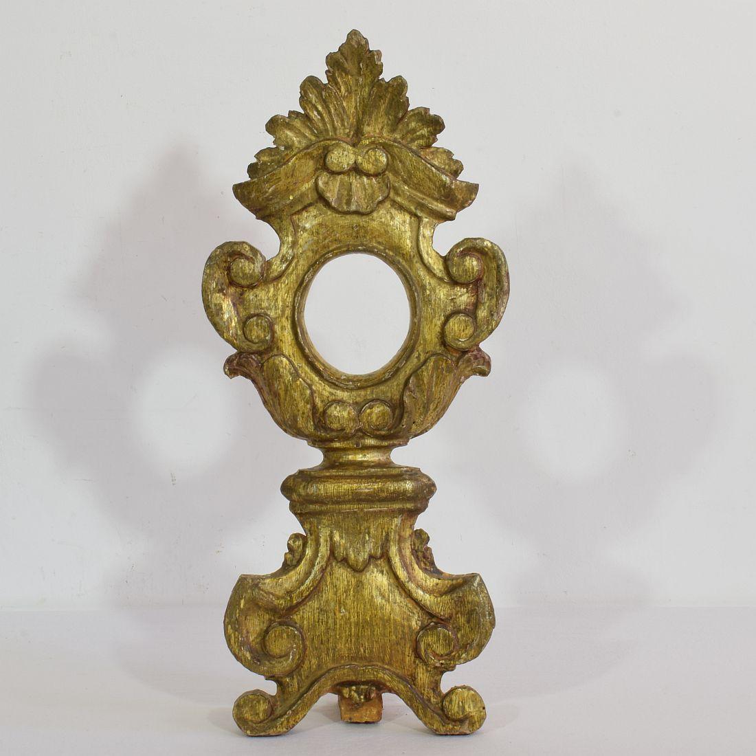 Schöner und detaillierter Reliquienhalter mit seiner ursprünglichen Vergoldung,
Italien, um 1750. Verwittert und kleine Schäden.
