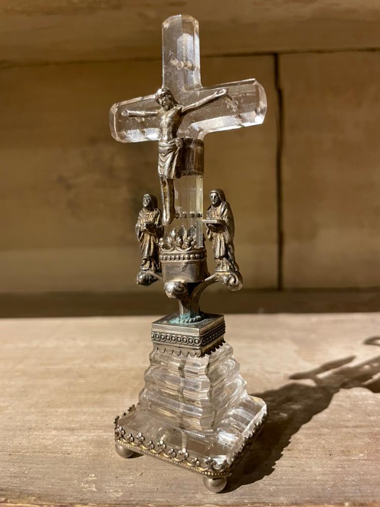 Crucifix baroque italien du 18e siècle en cristal de roche sculpté, avec le Corpus du Christ en argent, flanqué de chaque côté d'un homme et d'une femme. La base à gradins, décorée de montures en argent, repose sur des pieds en forme de boule. Une