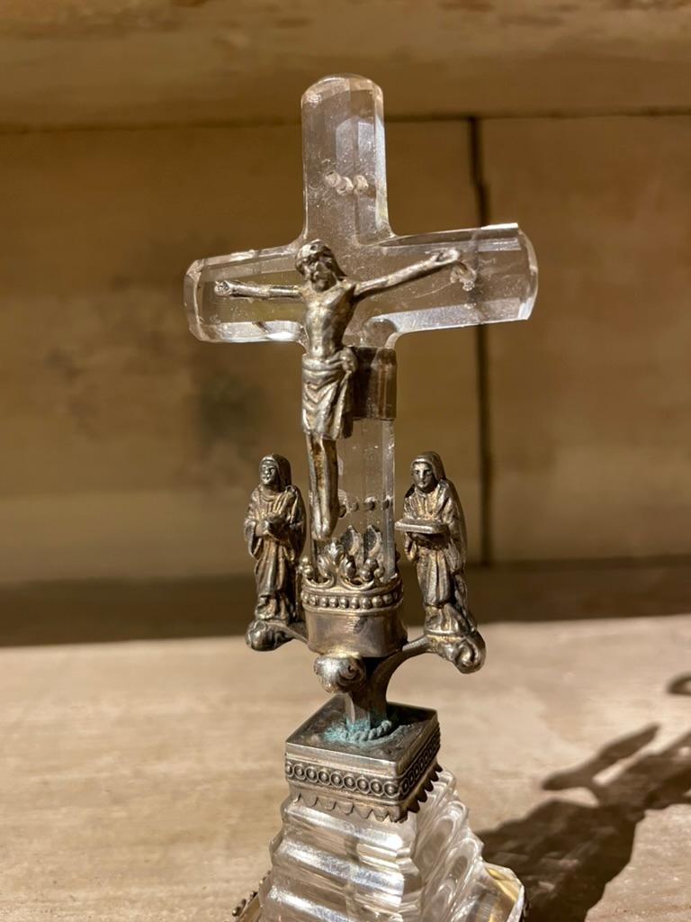 Sculpté à la main Crucifix baroque italien du XVIIIe siècle en argent et cristal de roche en vente