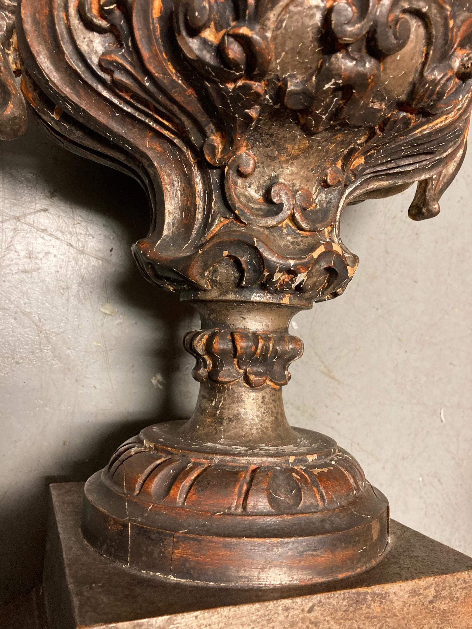 Urne baroque italienne du 18ème siècle en bois sculpté et doré argenté en vente 3